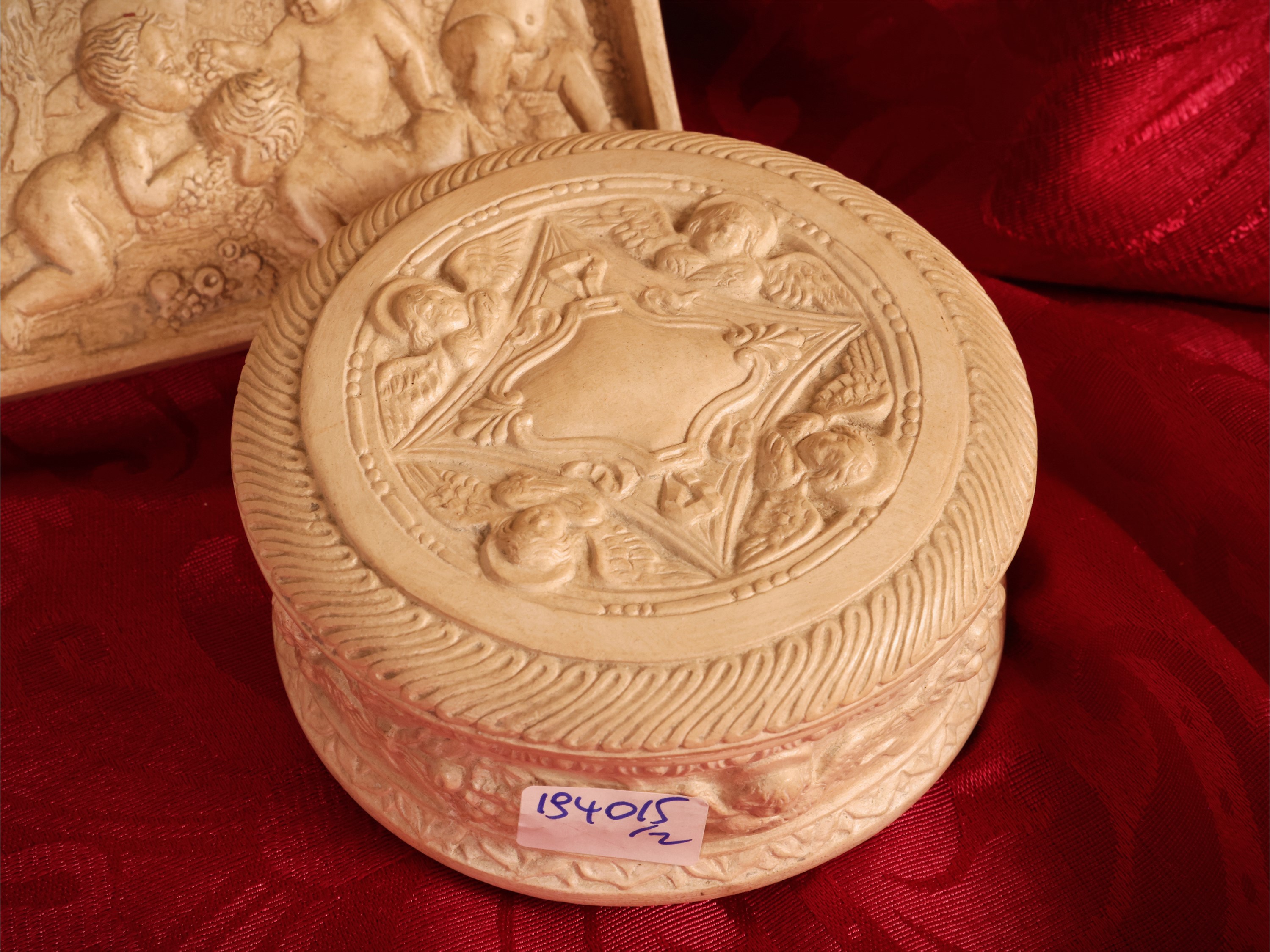 Pugi, Placca e scatola in terracotta istoriata con putti