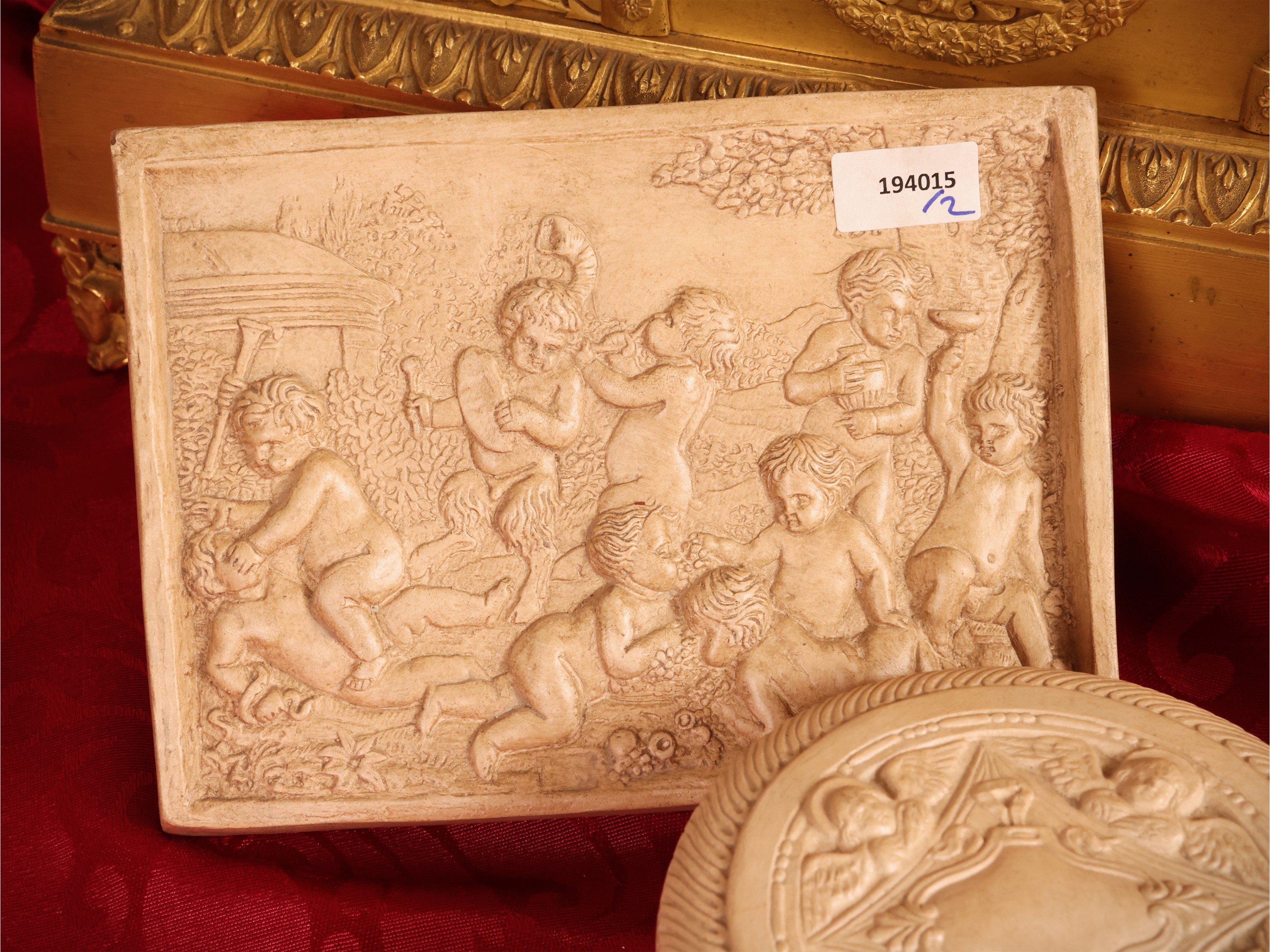 Pugi, Placca e scatola in terracotta istoriata con putti