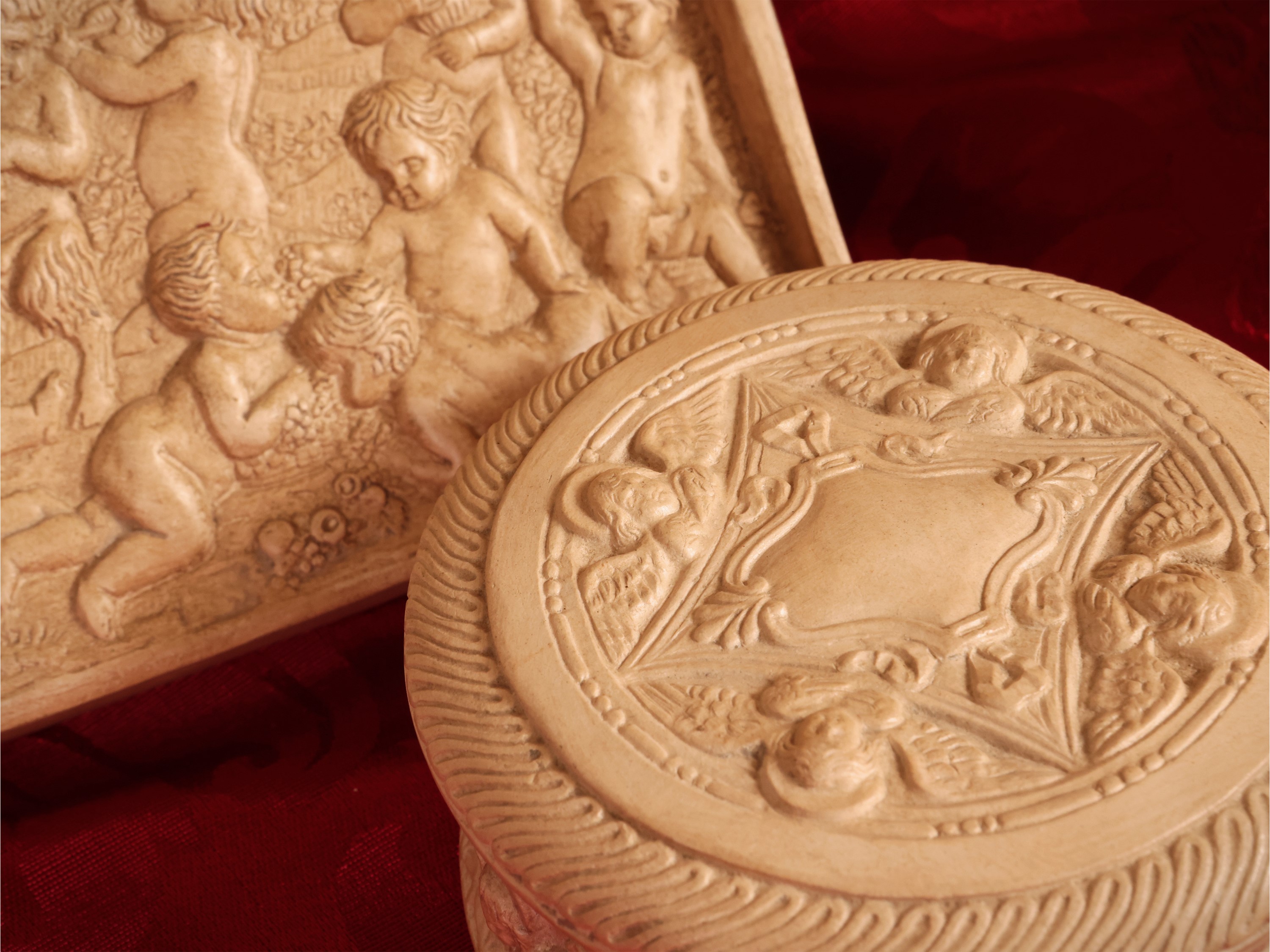 Pugi, Placca e scatola in terracotta istoriata con putti