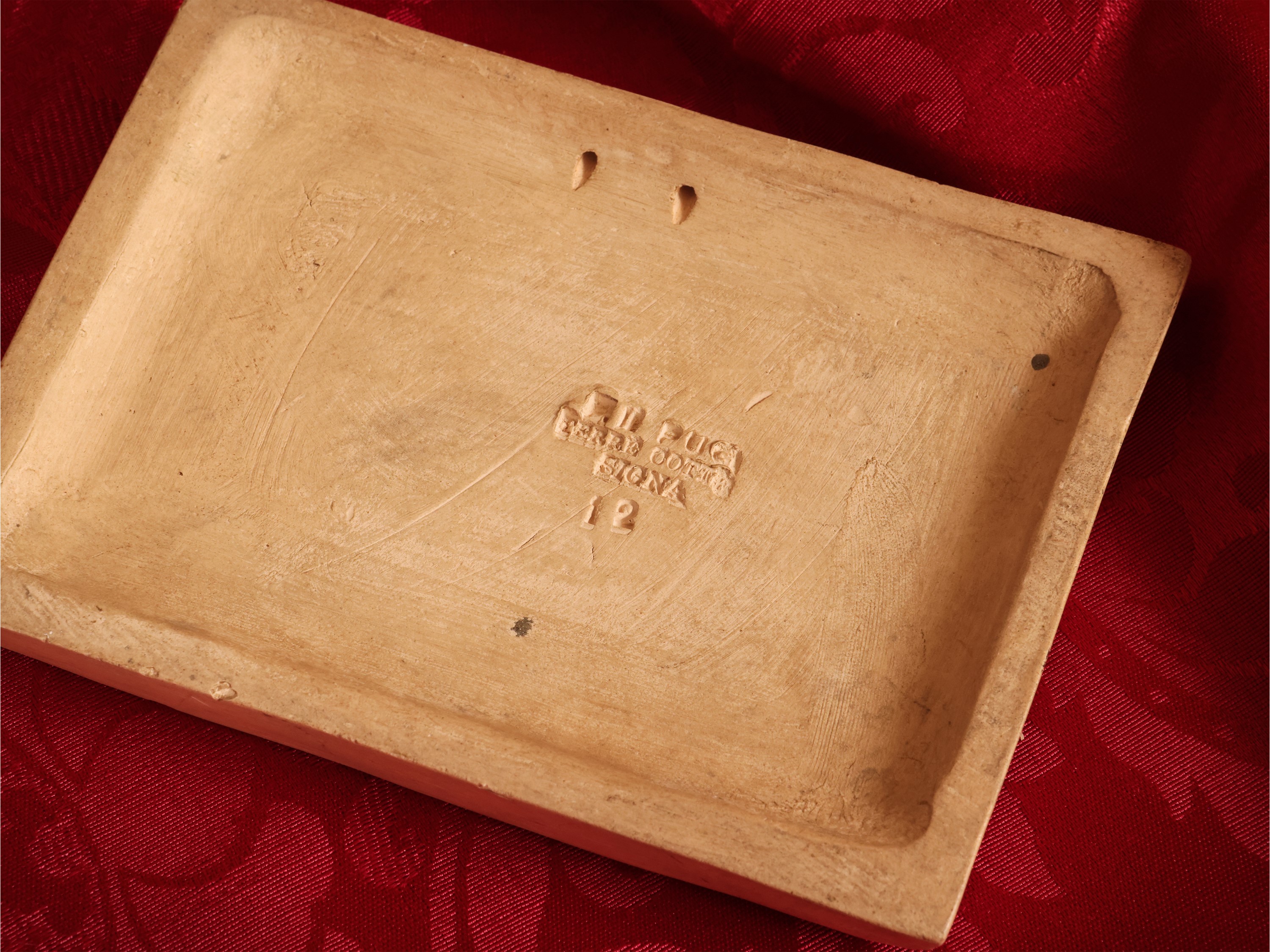 Pugi, Placca e scatola in terracotta istoriata con putti