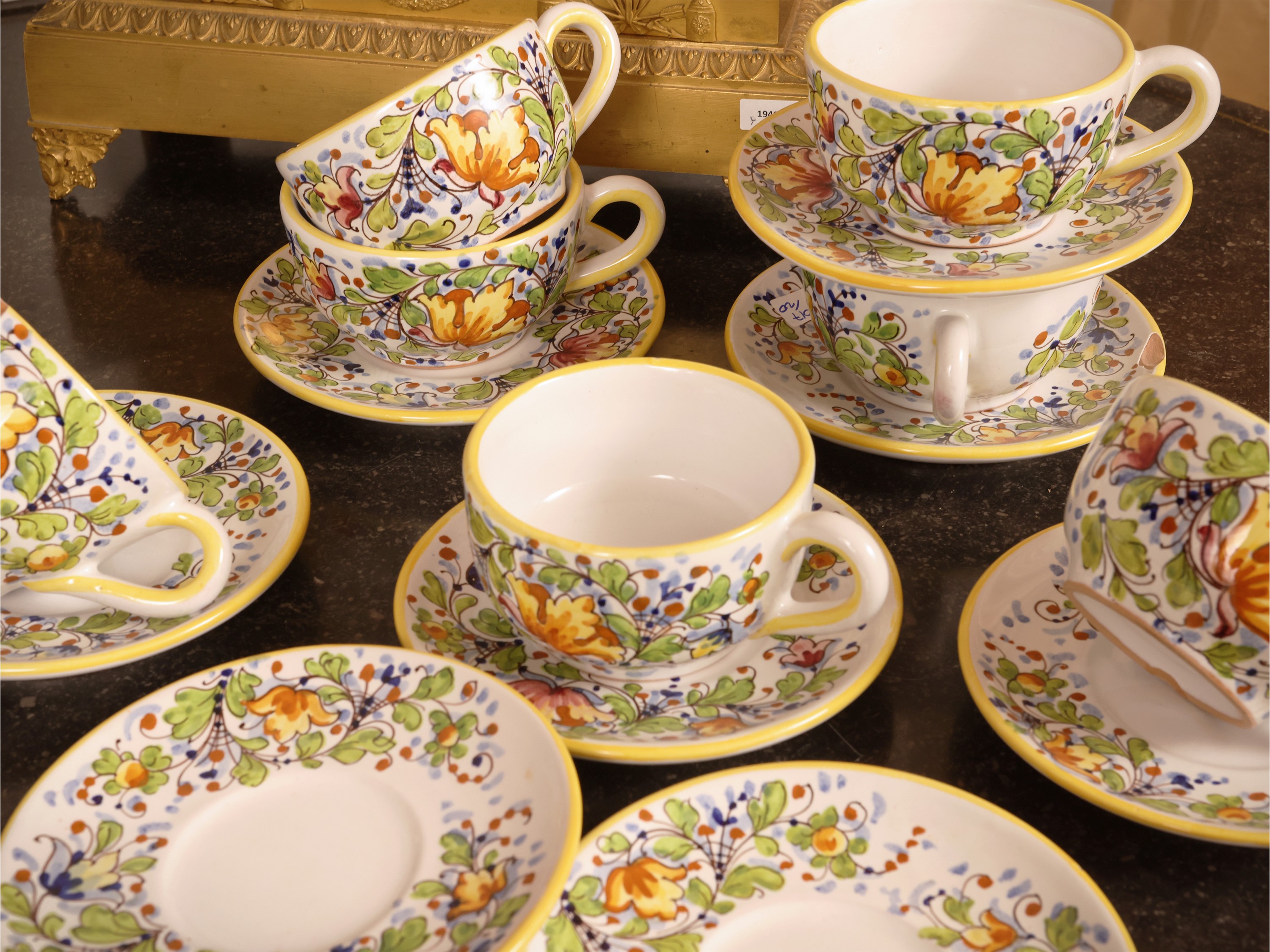 Aynsley England, Serie di otto tazze variopinte in porcellana