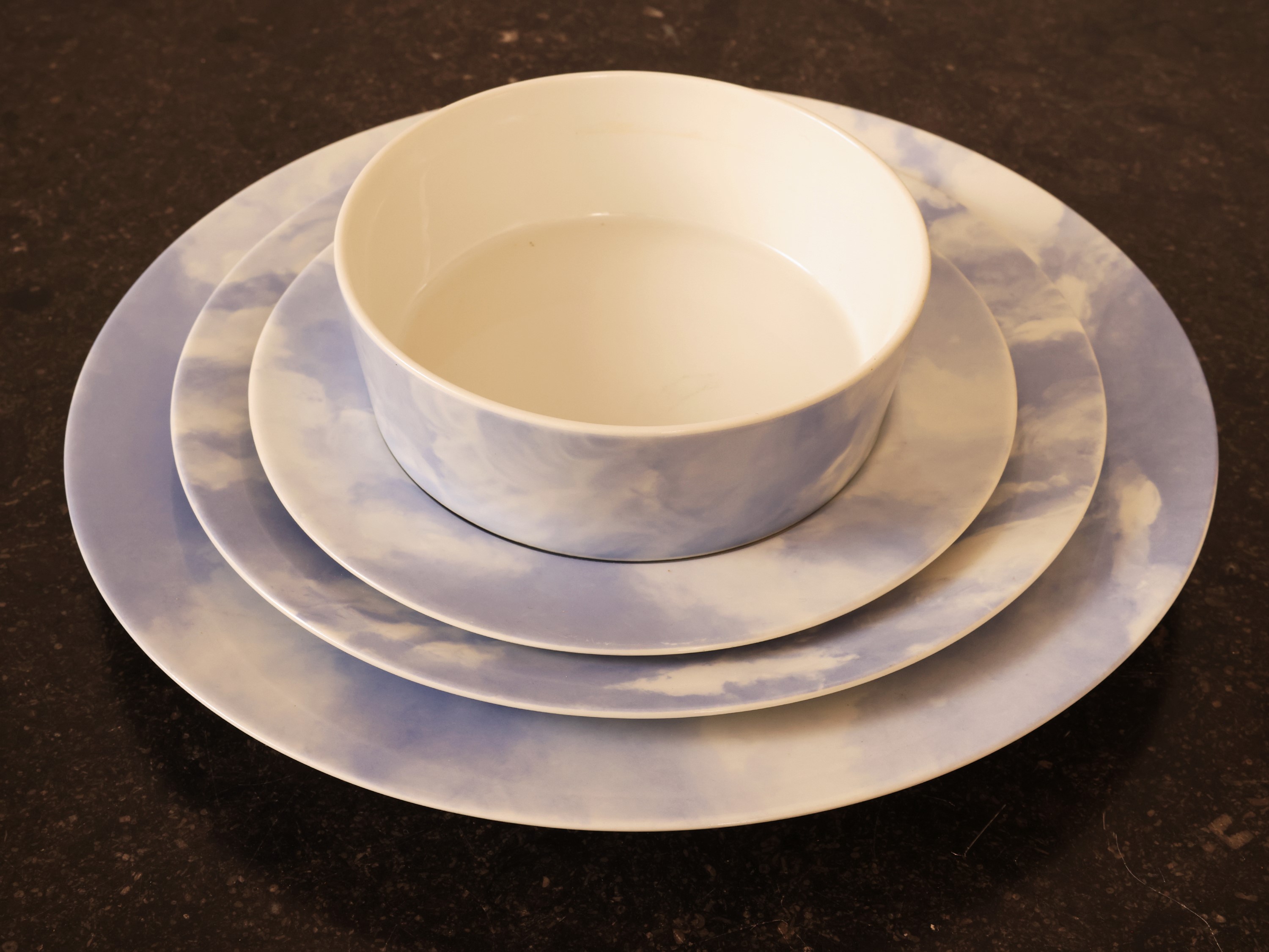 Assortimento di piatti e tazze in ceramica e terracotta smaltata