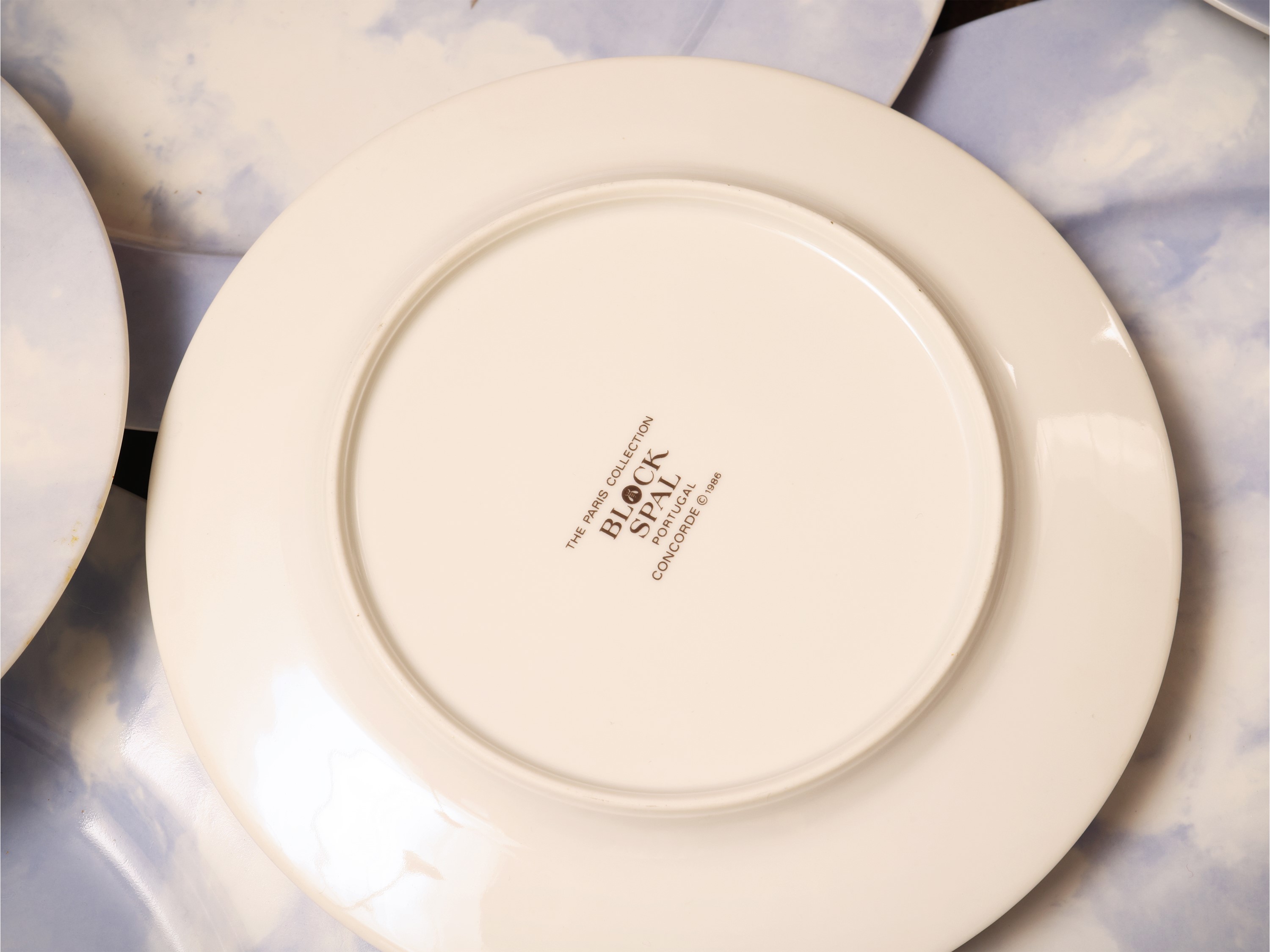 Assortimento di piatti e tazze in ceramica e terracotta smaltata