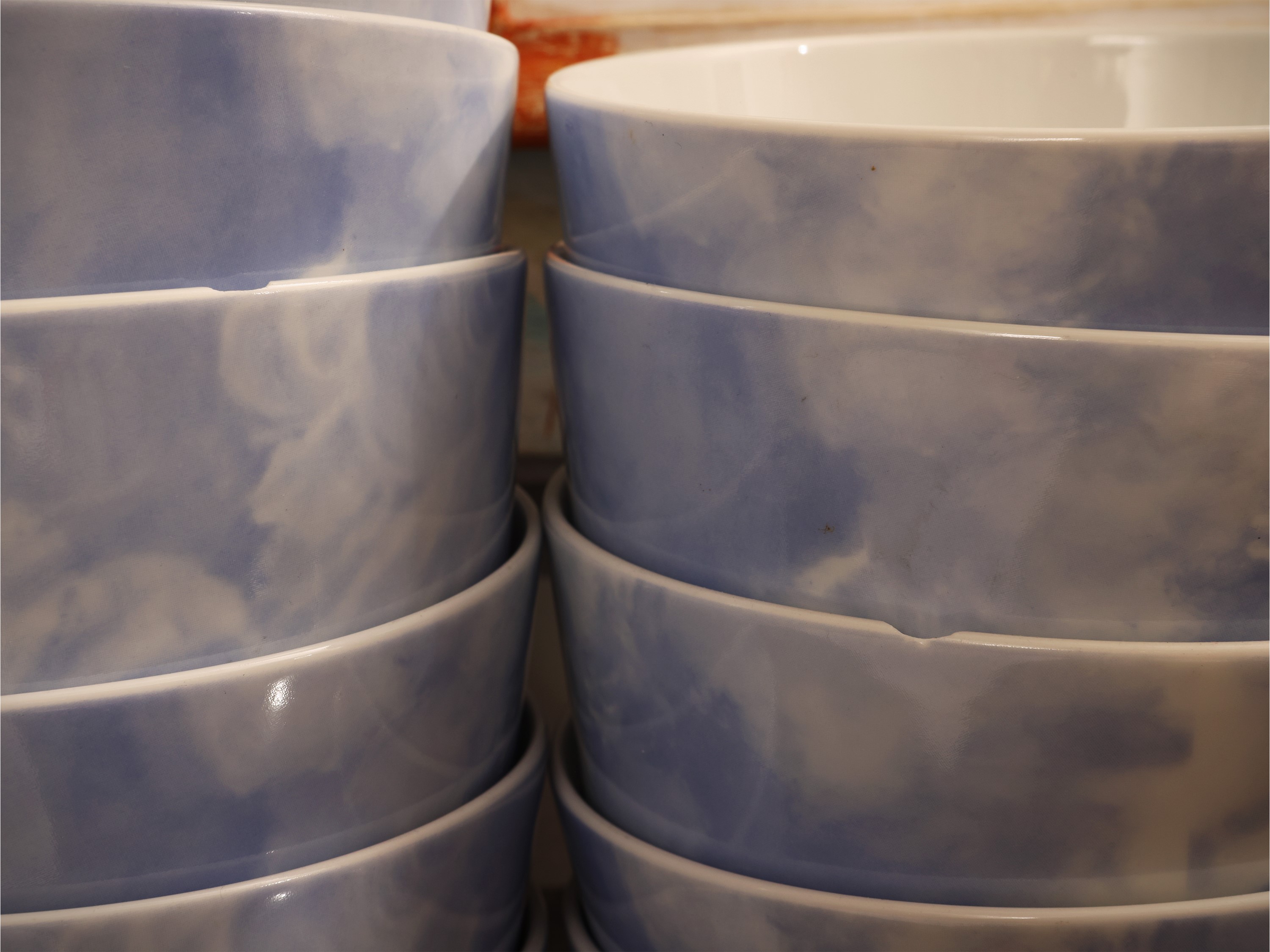 Assortimento di piatti e tazze in ceramica e terracotta smaltata
