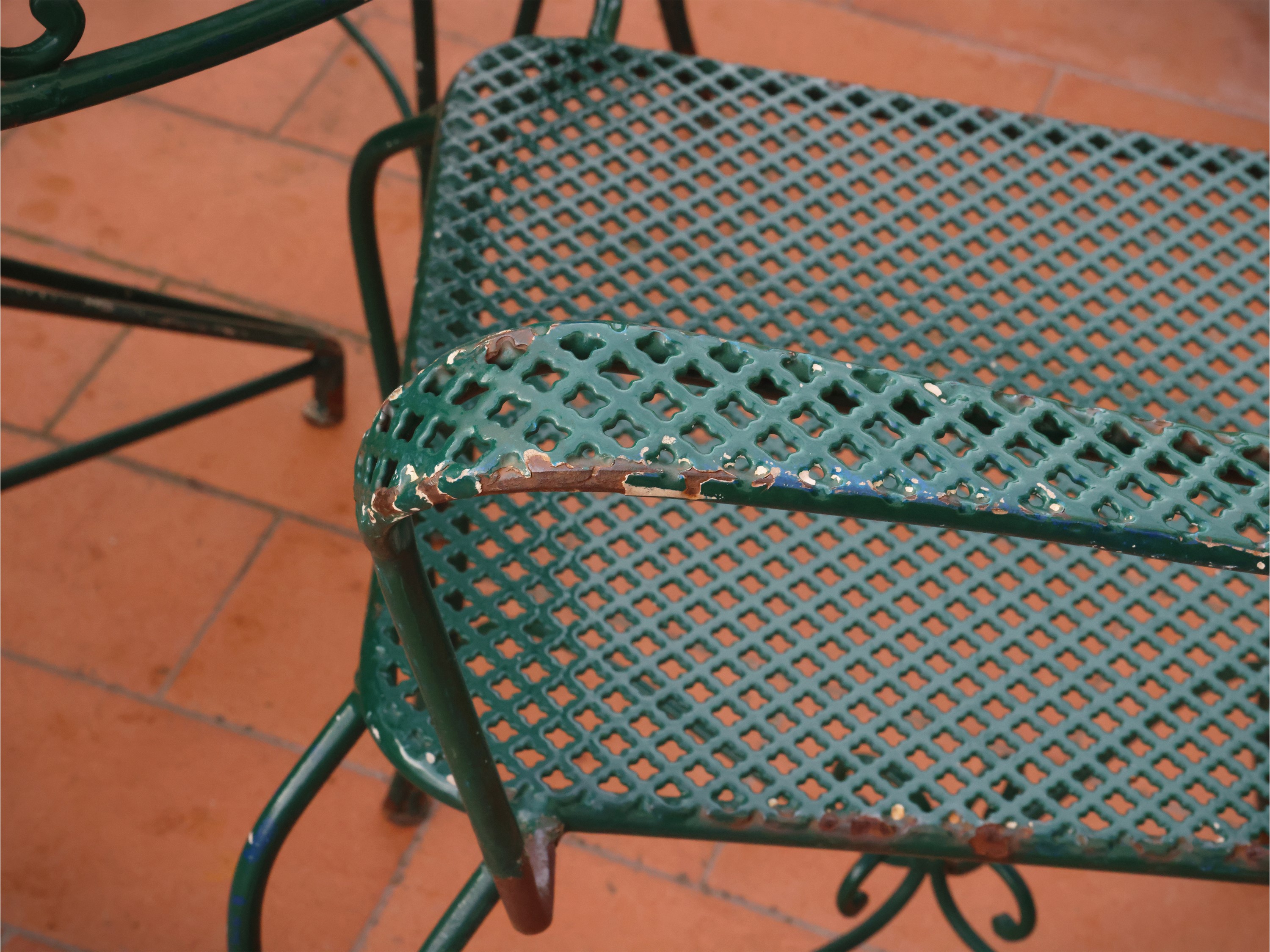 Set per esterni: tavolo circolare e cinque poltroncine in ferro battuto verde