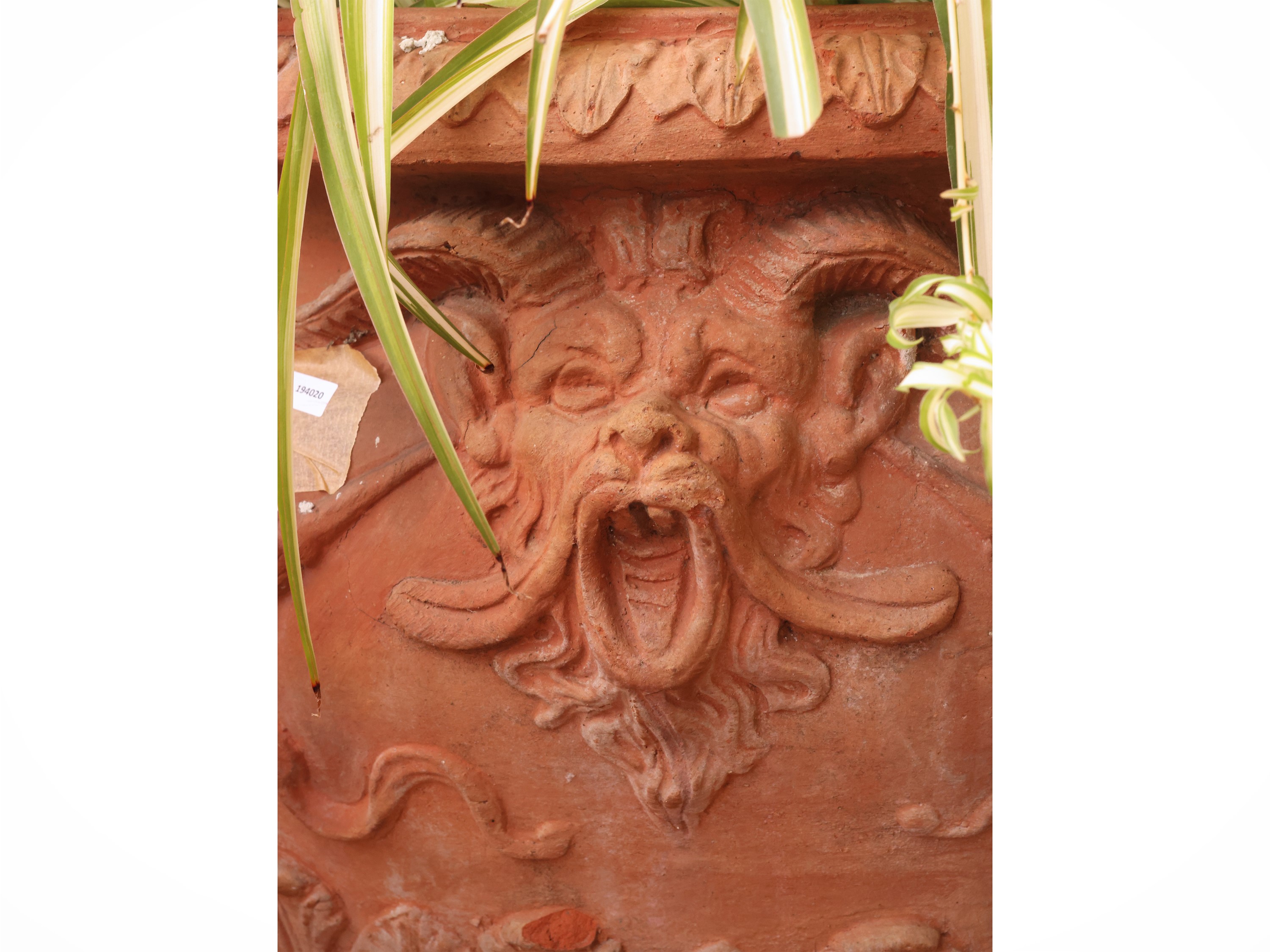 Vaso a conca in terracotta istoriata a mascheroni