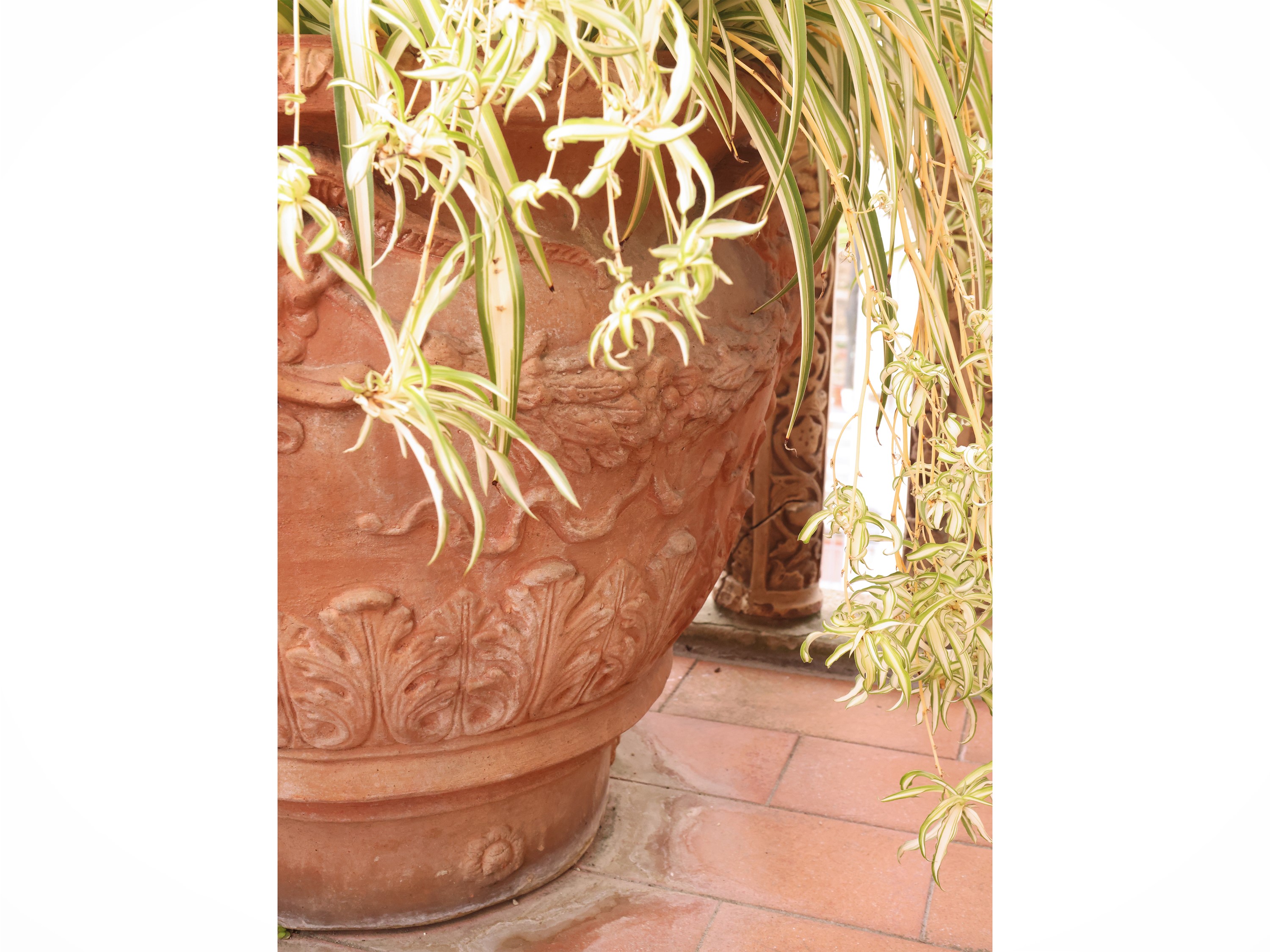 Vaso a conca in terracotta istoriata a mascheroni