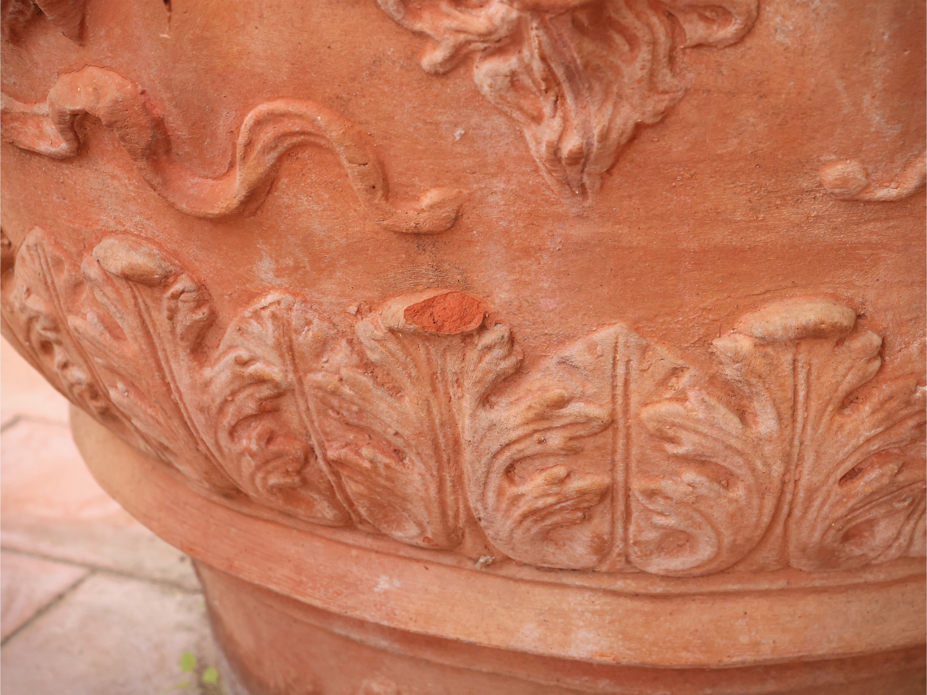Vaso a conca in terracotta istoriata a mascheroni