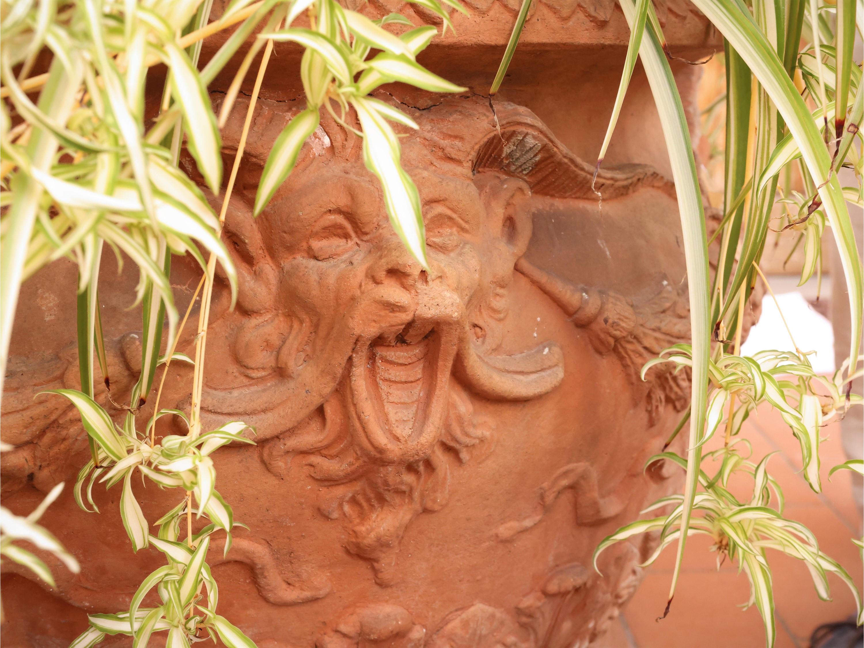Vaso a conca in terracotta istoriata a mascheroni