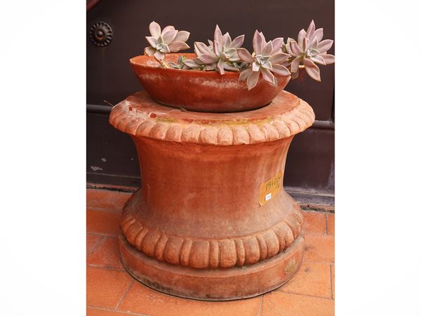 Coppia di basi in terracotta per vasi