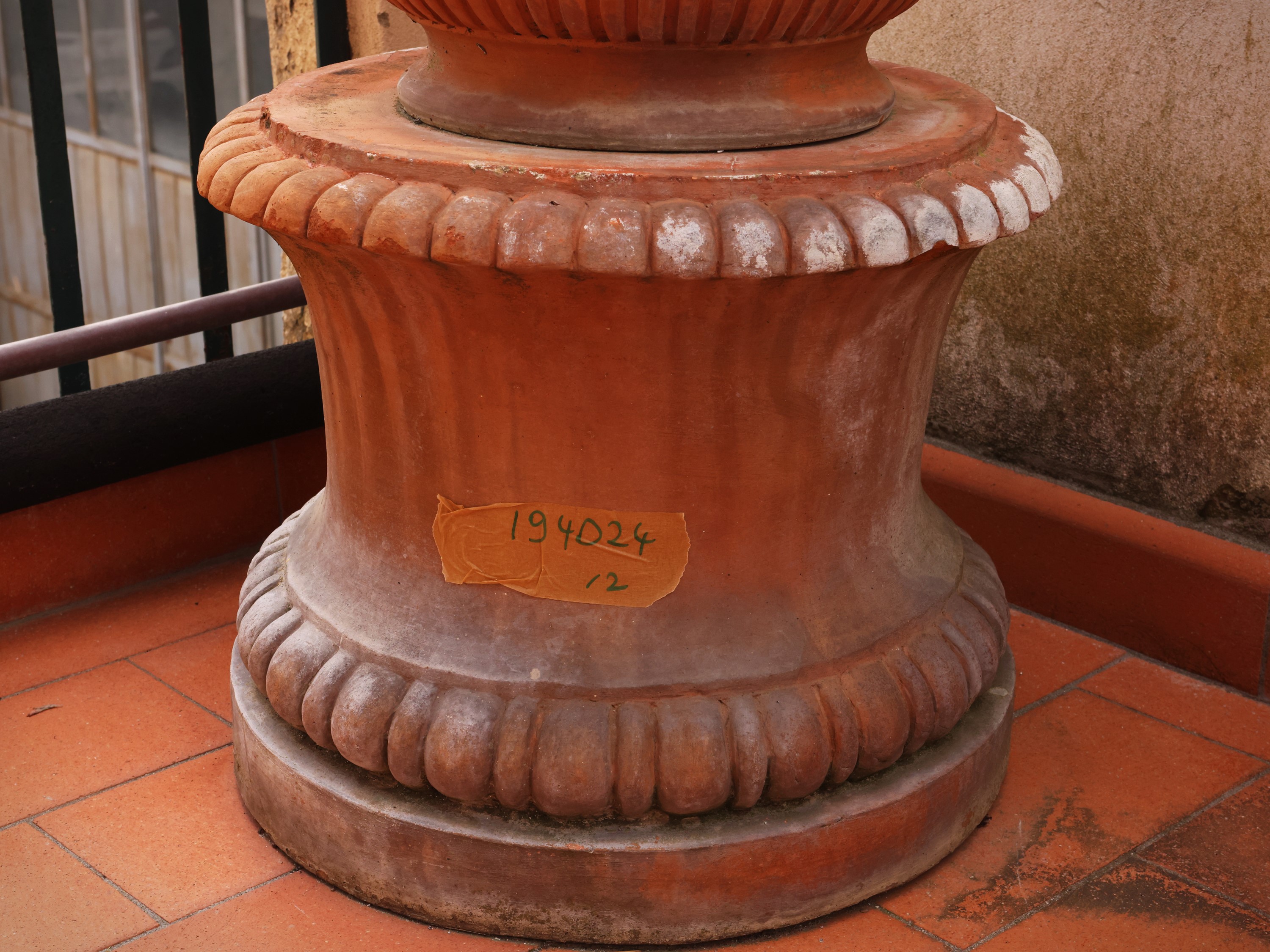 Coppia di basi per vasi in terracotta, h 40 cm