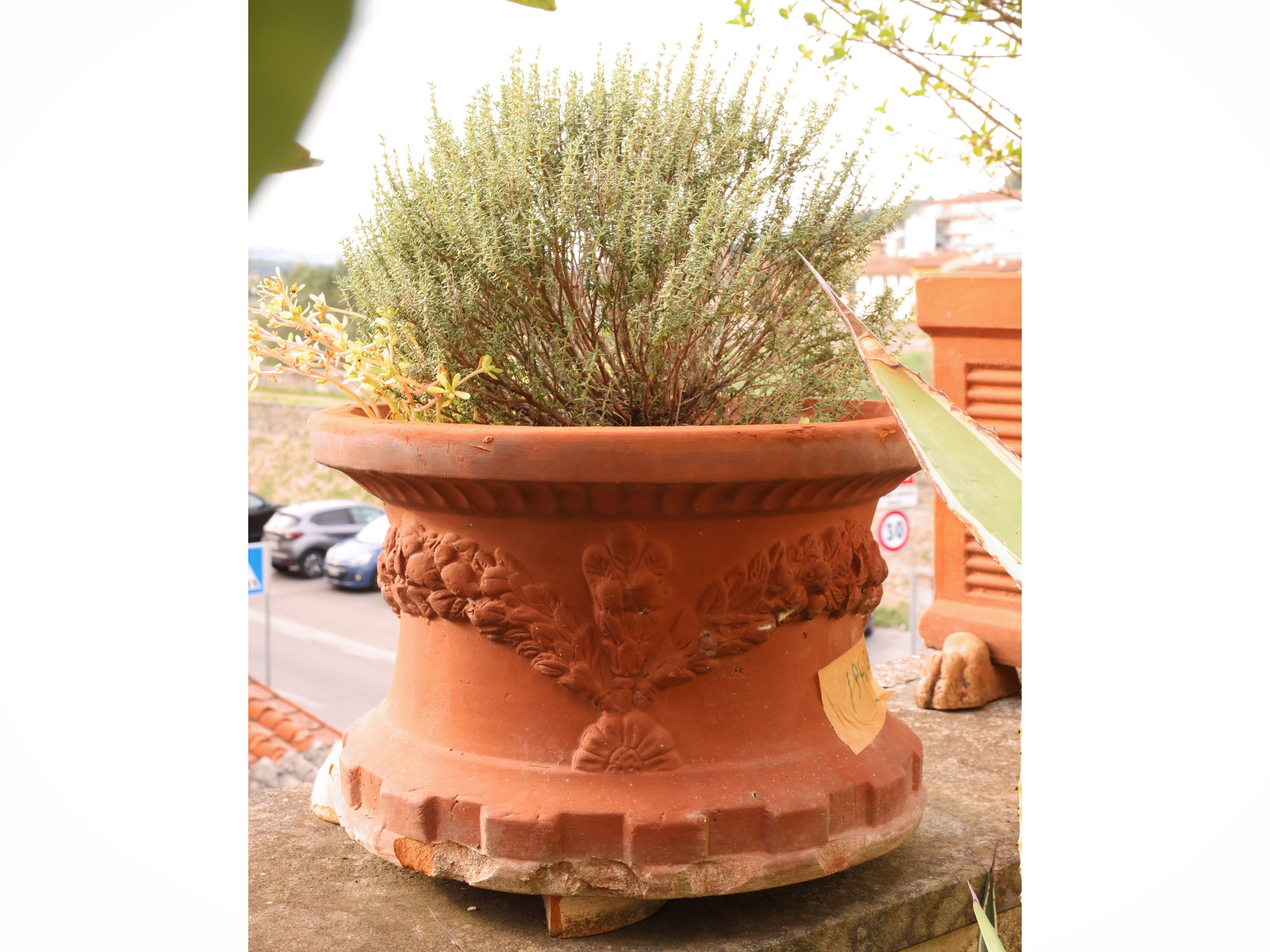 Tre vasi in terracotta, tre esemplari (dimensioni circa h cm 24×33)