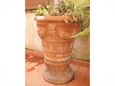 Vaso a conca in terracotta istoriata, con base a rocchetto