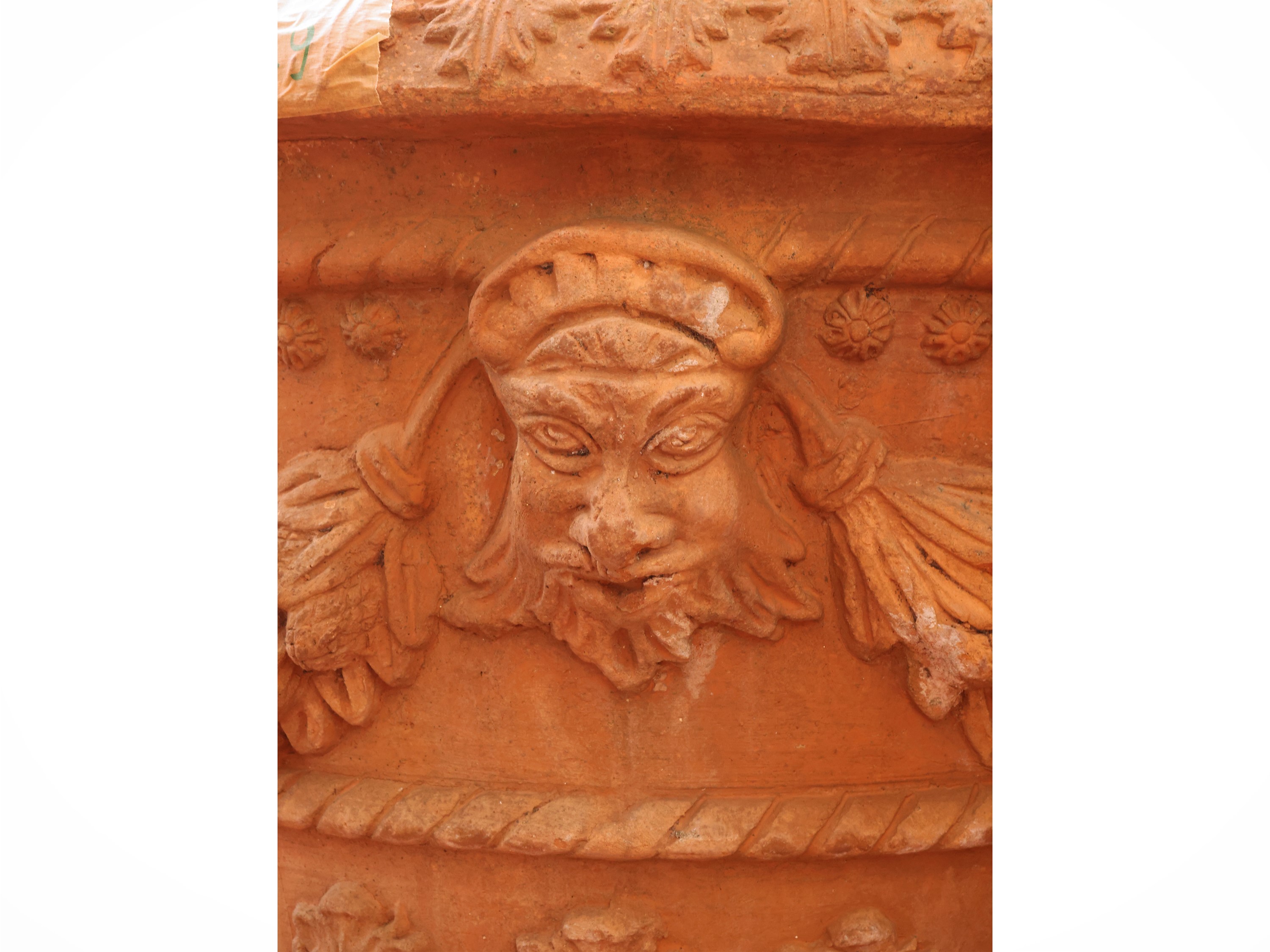 Vaso a conca in terracotta istoriata, con base a rocchetto