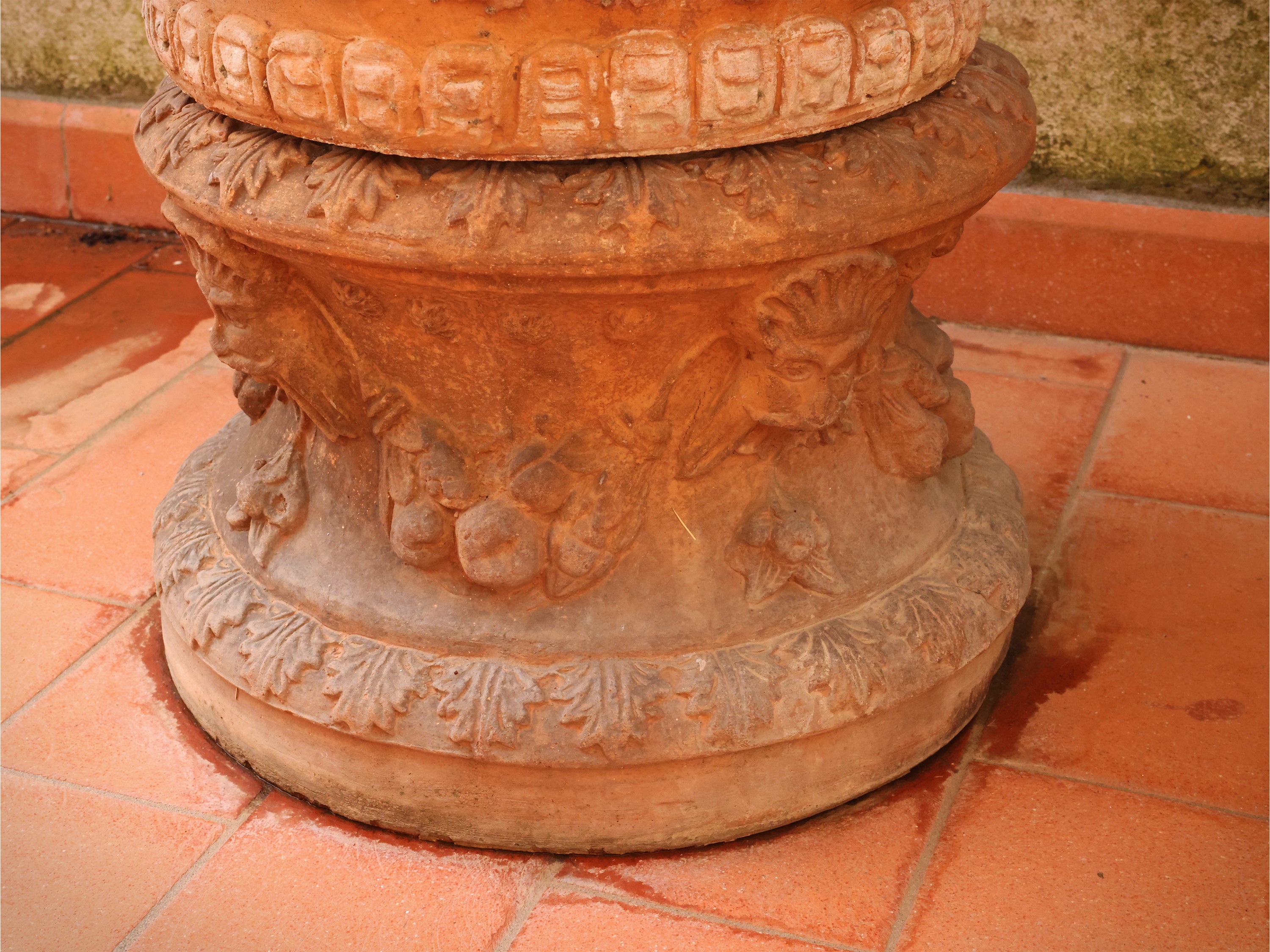 Vaso a conca in terracotta istoriata, con base a rocchetto