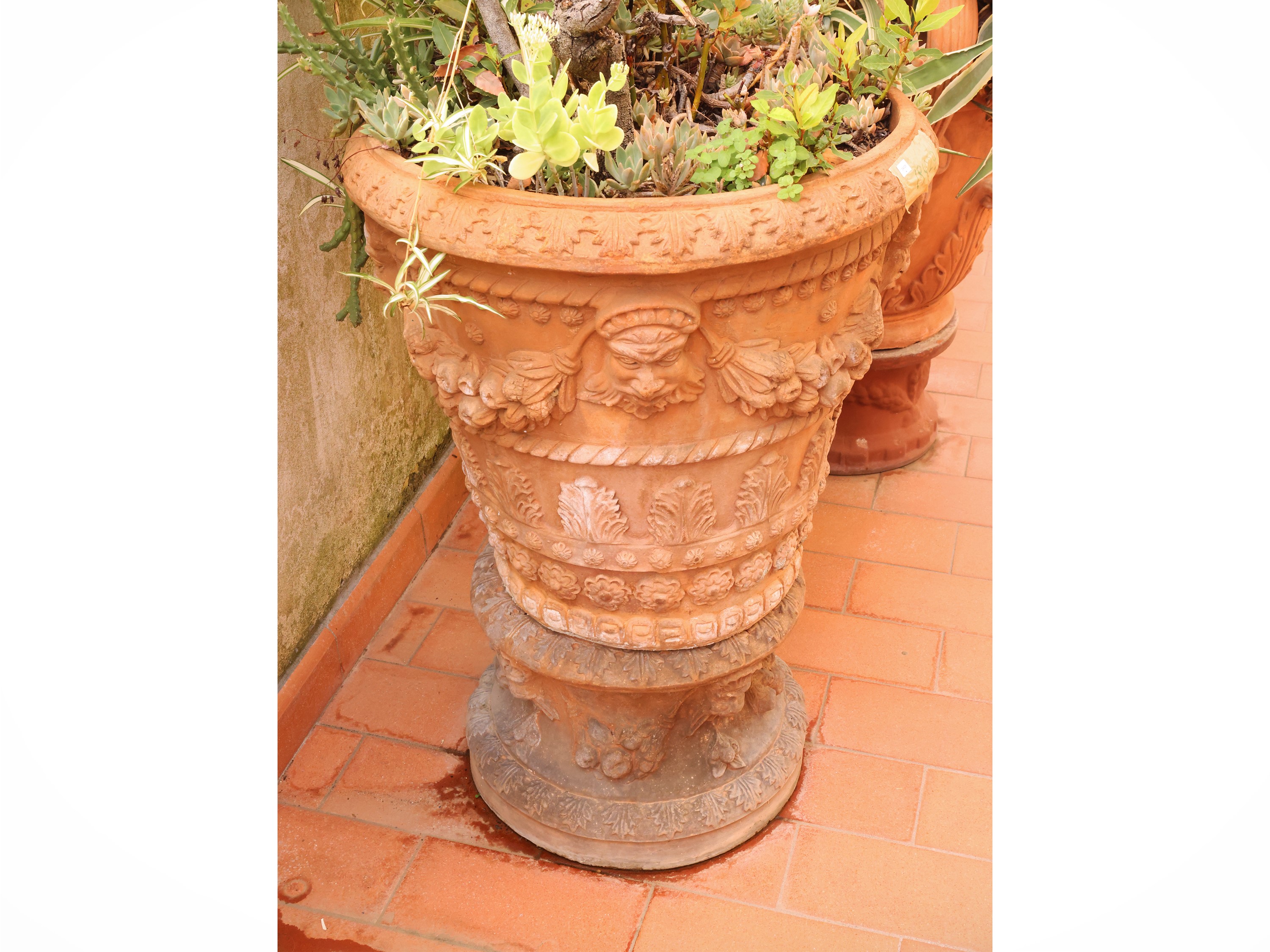 Vaso a conca in terracotta istoriata, con base a rocchetto