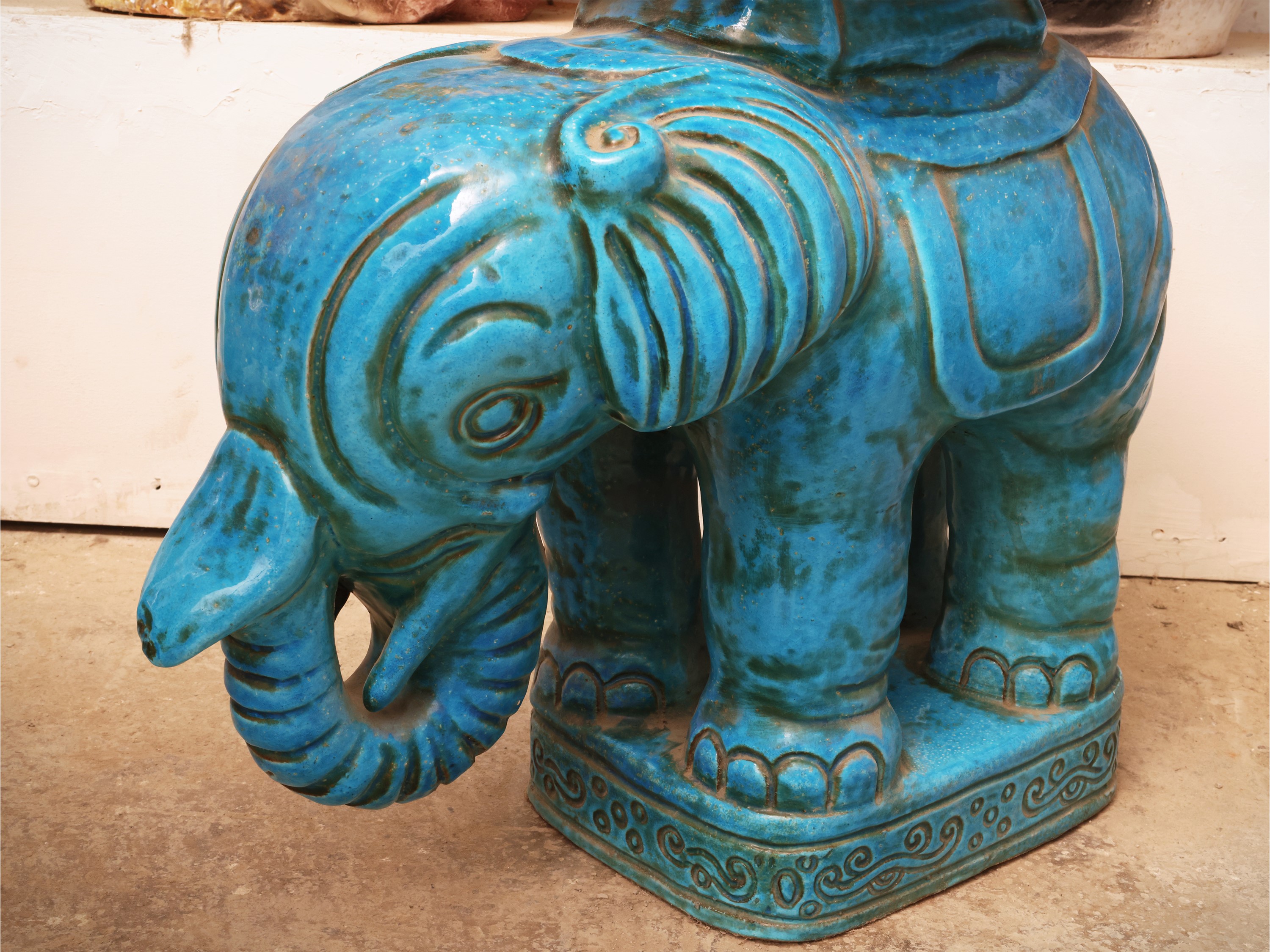 Manifattura Pugi, Tavolino a forma di elefante in terracotta invetriata turchese