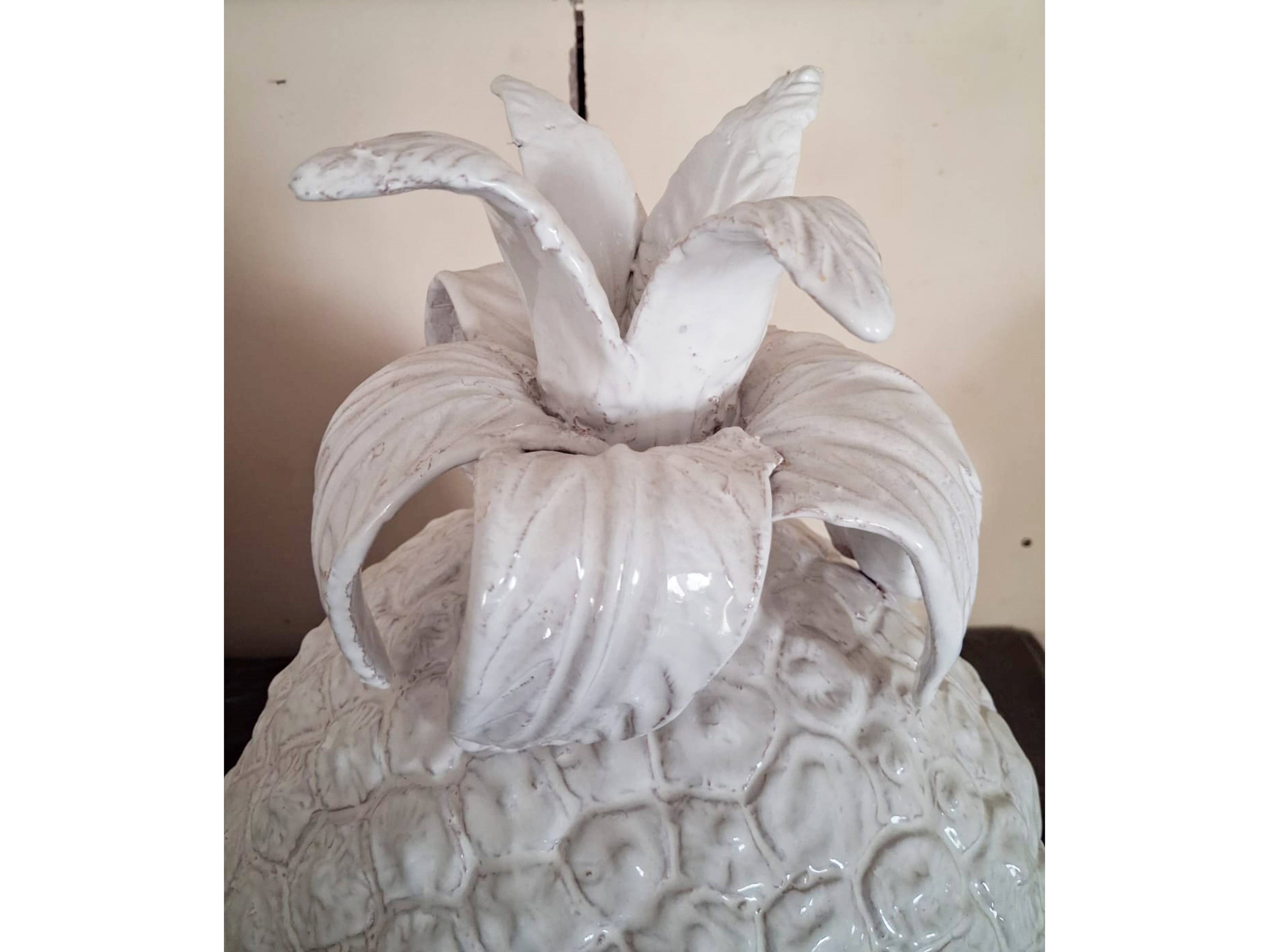Manifattura Pugi, Base per lume in terracotta invetriata bianca a forma di grande ananas
