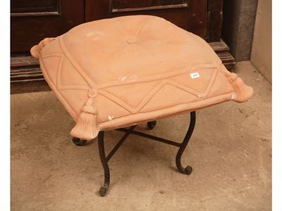 Manifattura Pugi, Sgabello in terracotta