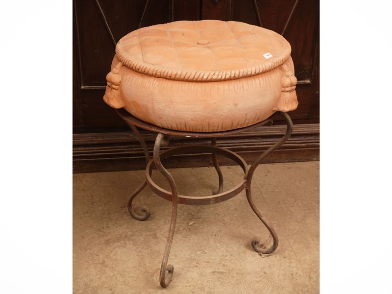 Manifattura Pugi, Sgabello in terracotta con grande cuscino su base in ferro