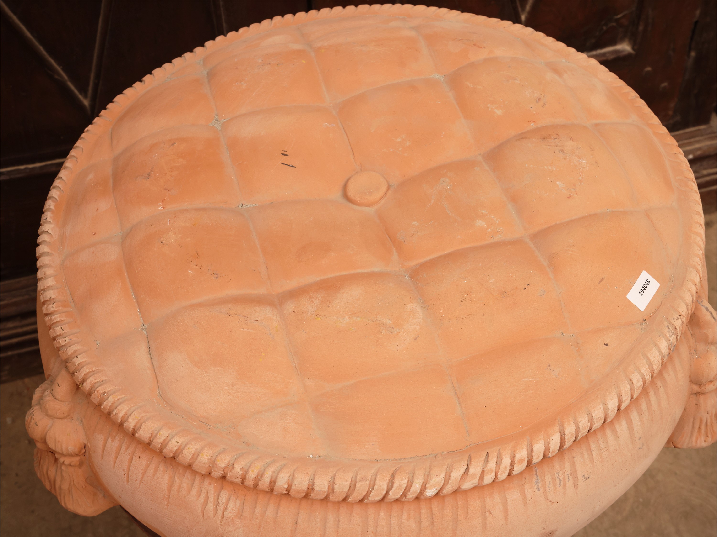 Manifattura Pugi, Sgabello in terracotta con grande cuscino su base in ferro