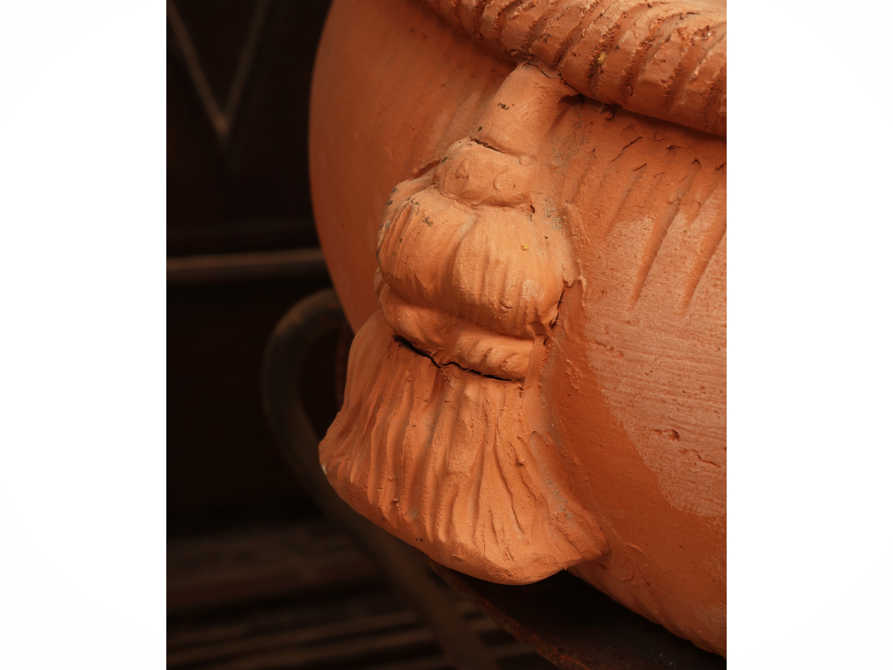 Manifattura Pugi, Sgabello in terracotta con grande cuscino su base in ferro