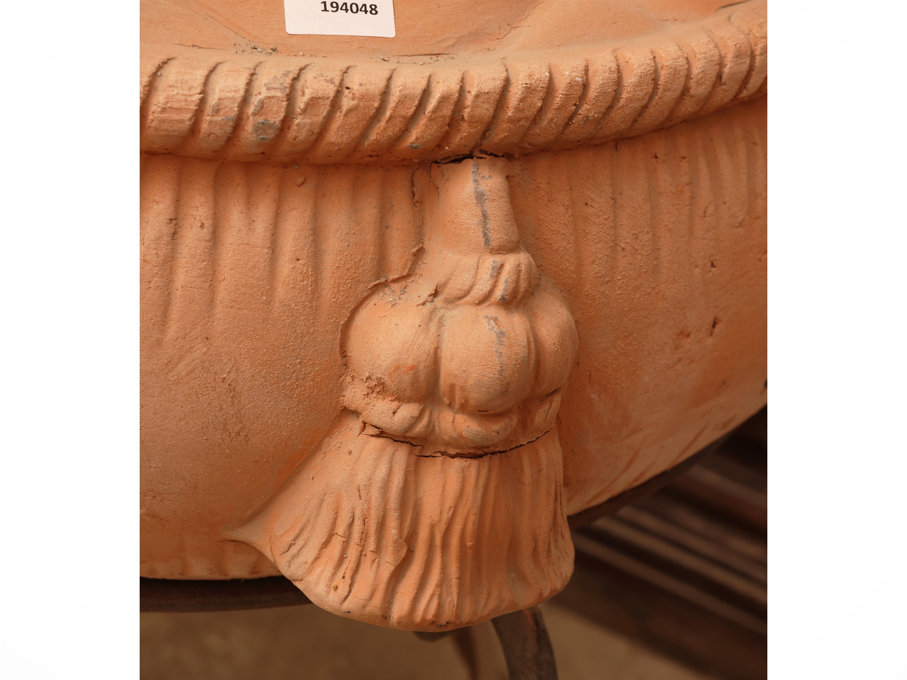 Manifattura Pugi, Sgabello in terracotta con grande cuscino su base in ferro