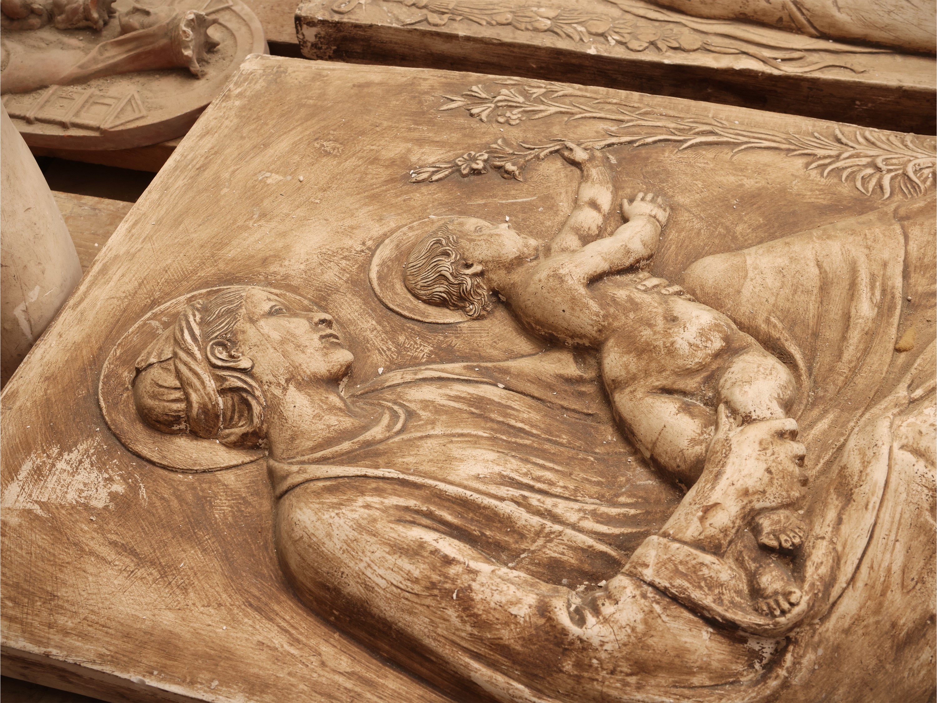 Manifattura Pugi, Madonna col Bambino in altorilievo