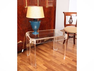Coppia di tavolini da appoggio in plexiglass con piano in vetro