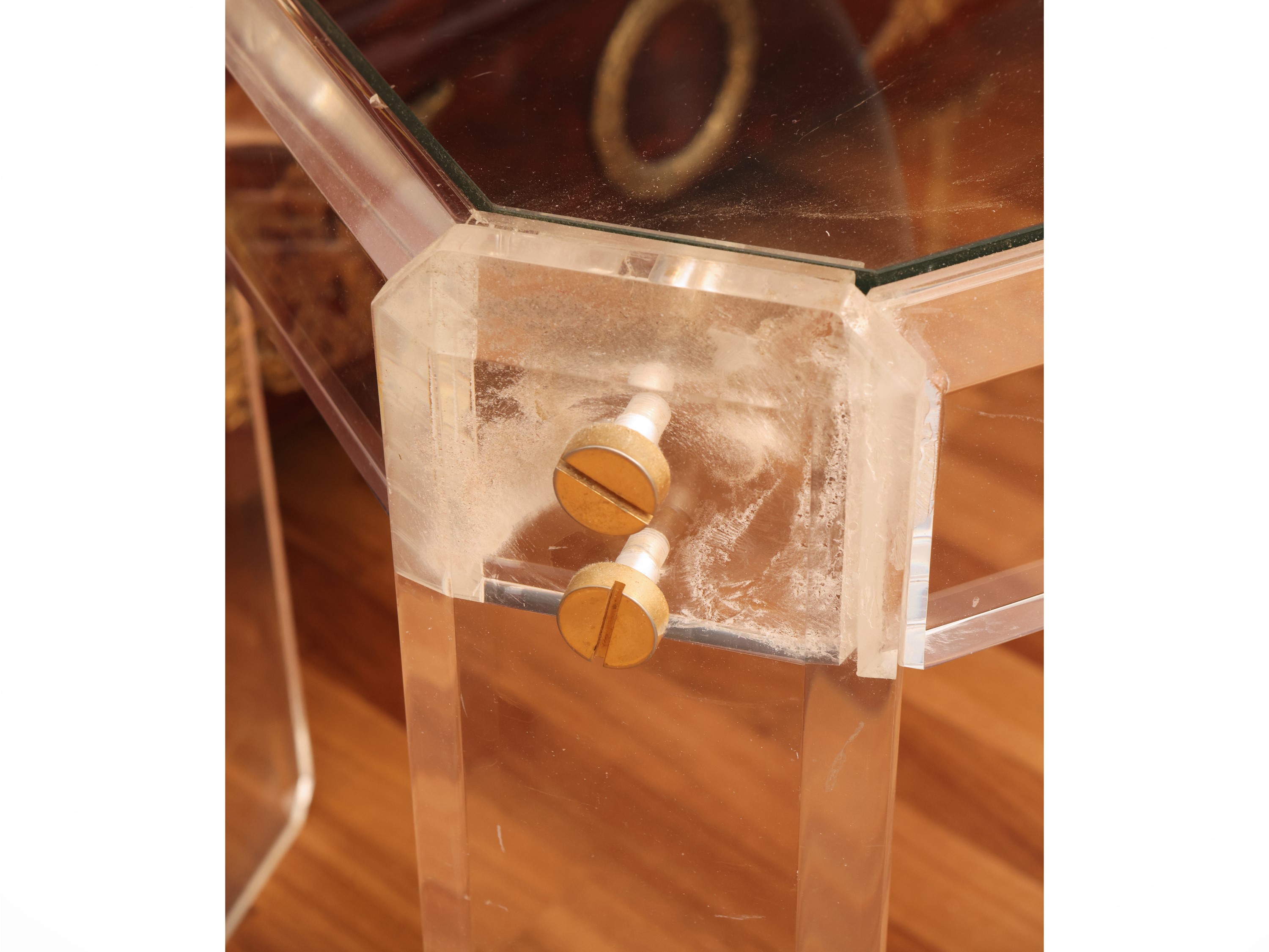 Coppia di tavolini da appoggio in plexiglass con piano in vetro