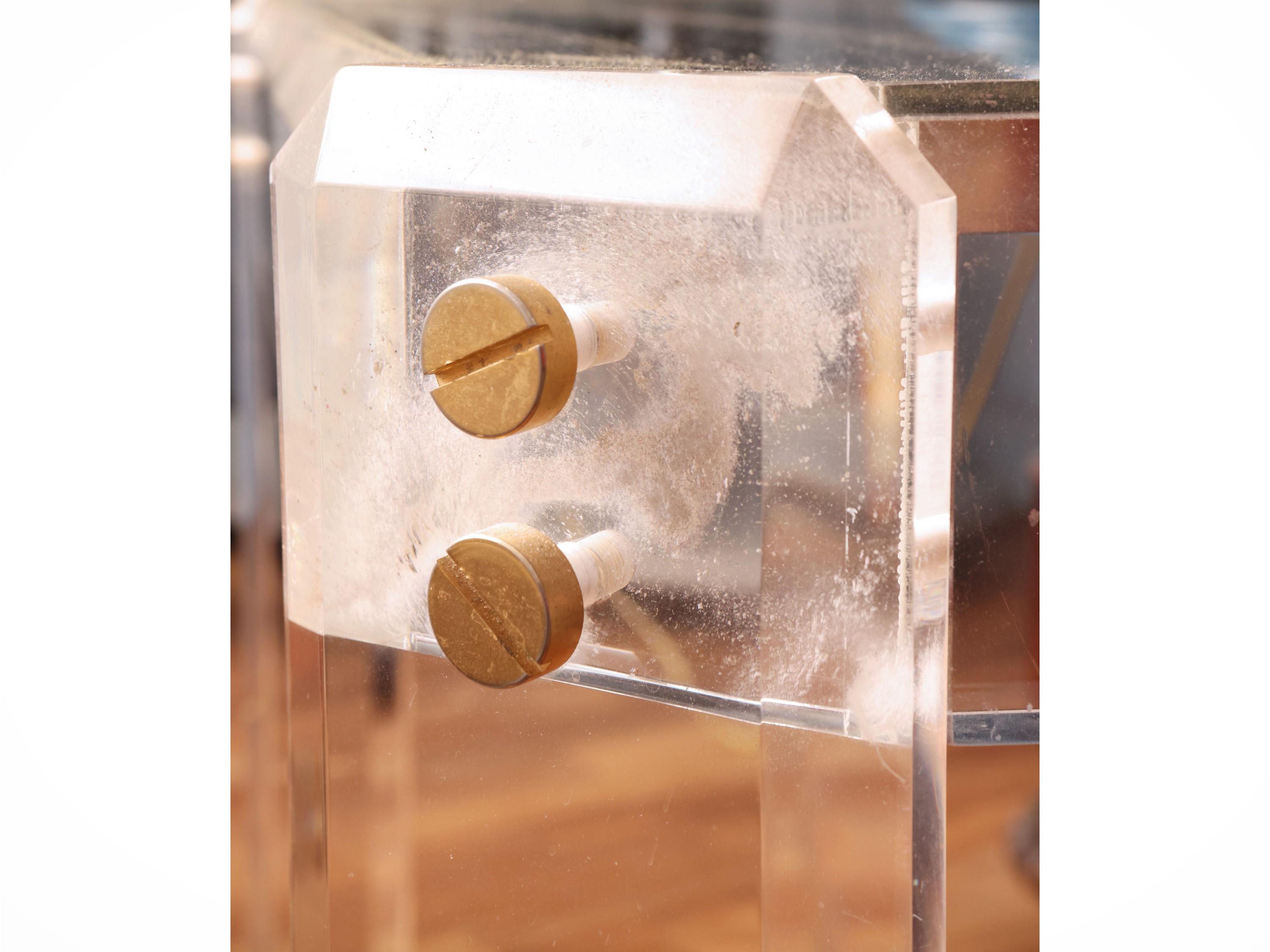Coppia di tavolini da appoggio in plexiglass con piano in vetro