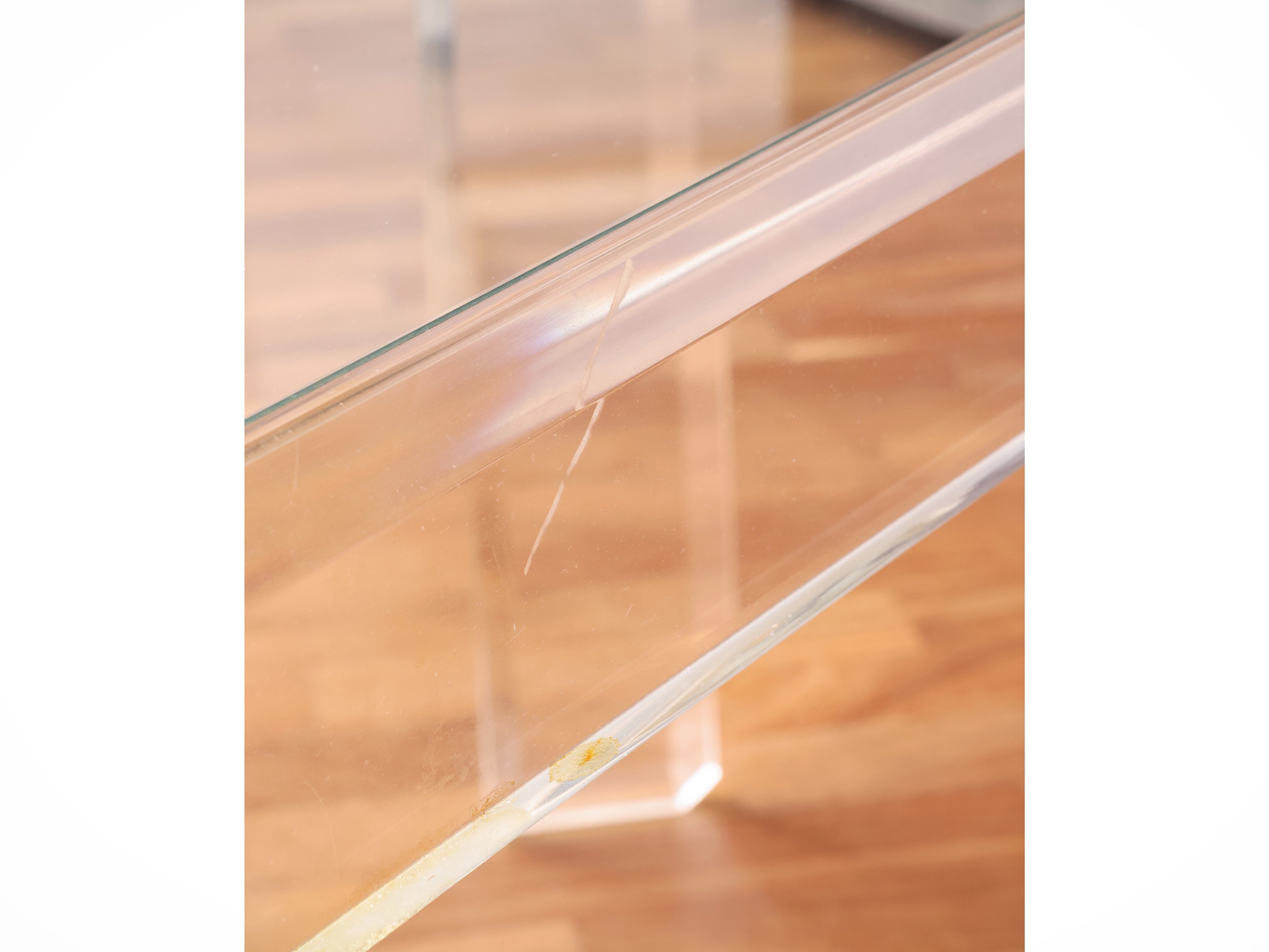 Coppia di tavolini da appoggio in plexiglass con piano in vetro