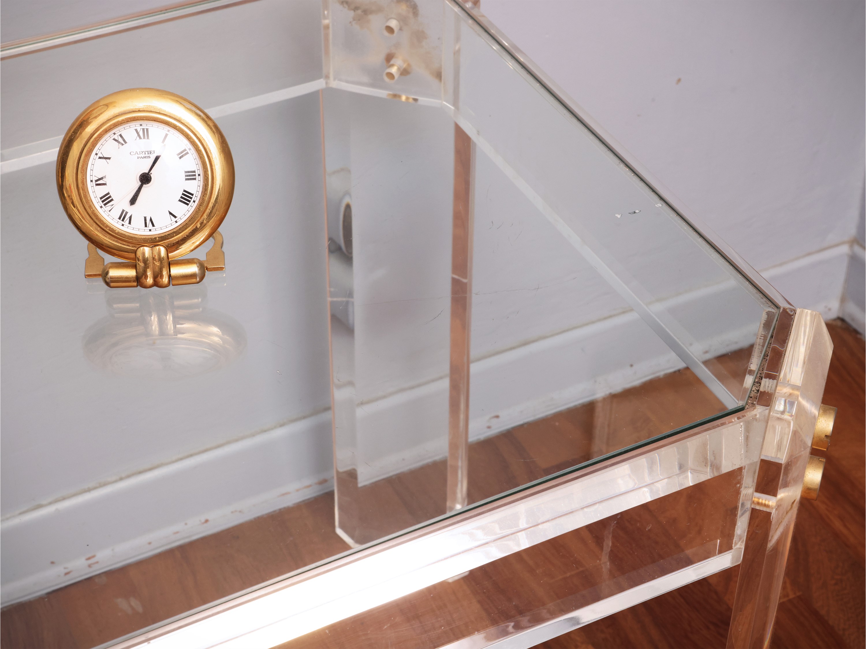 Coppia di tavolini da appoggio in plexiglass con piano in vetro