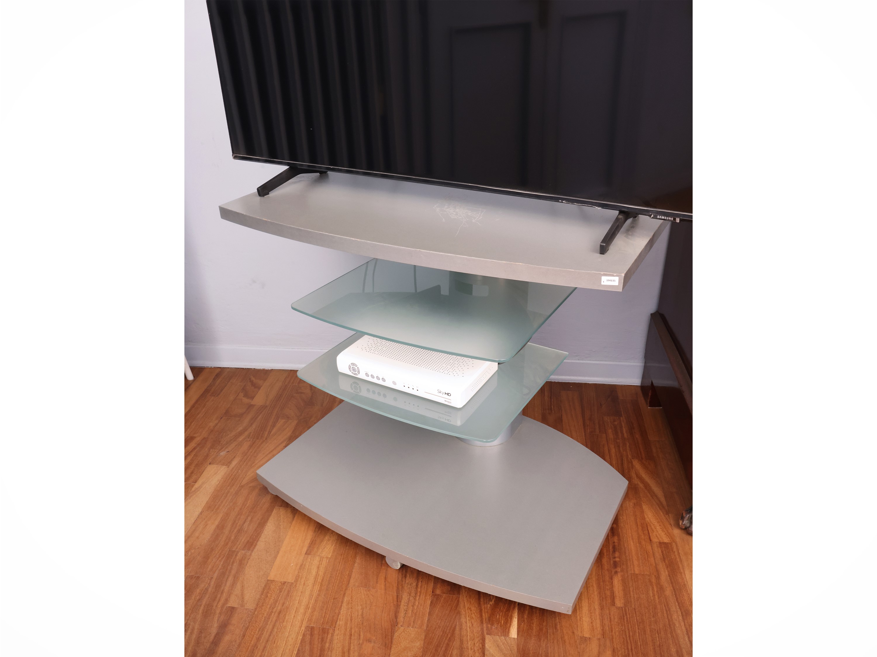 Mobile etagère moderno, legno laminato grigio e vetro satinato