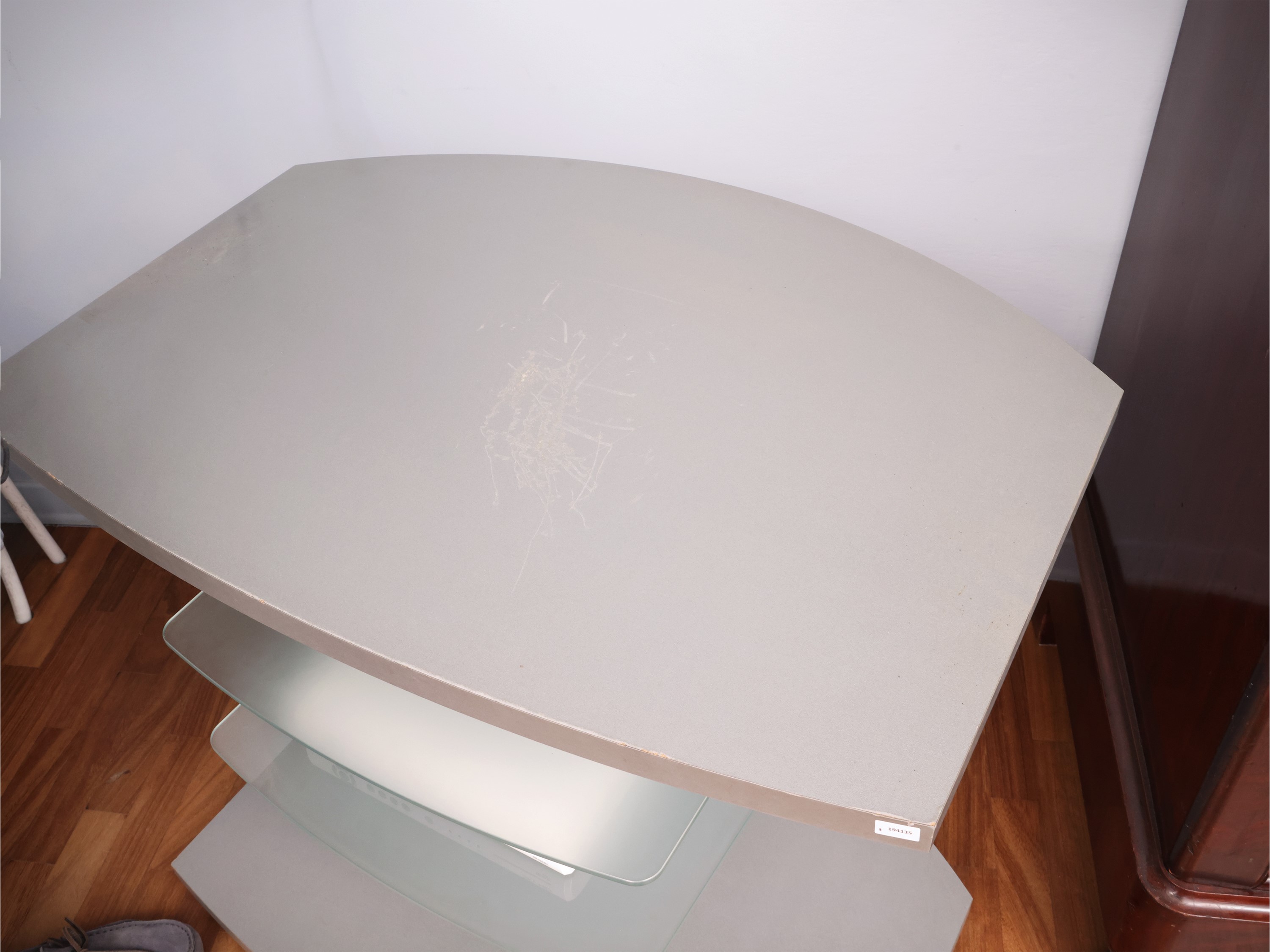 Mobile etagère moderno, legno laminato grigio e vetro satinato