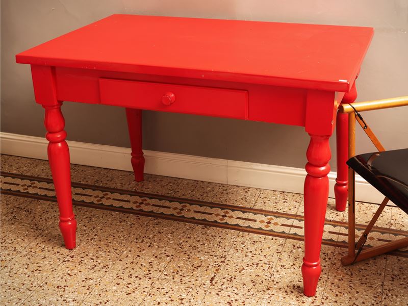 Tavolo in legno laccato rosso con cassetto sottopiano e gambe tornite
