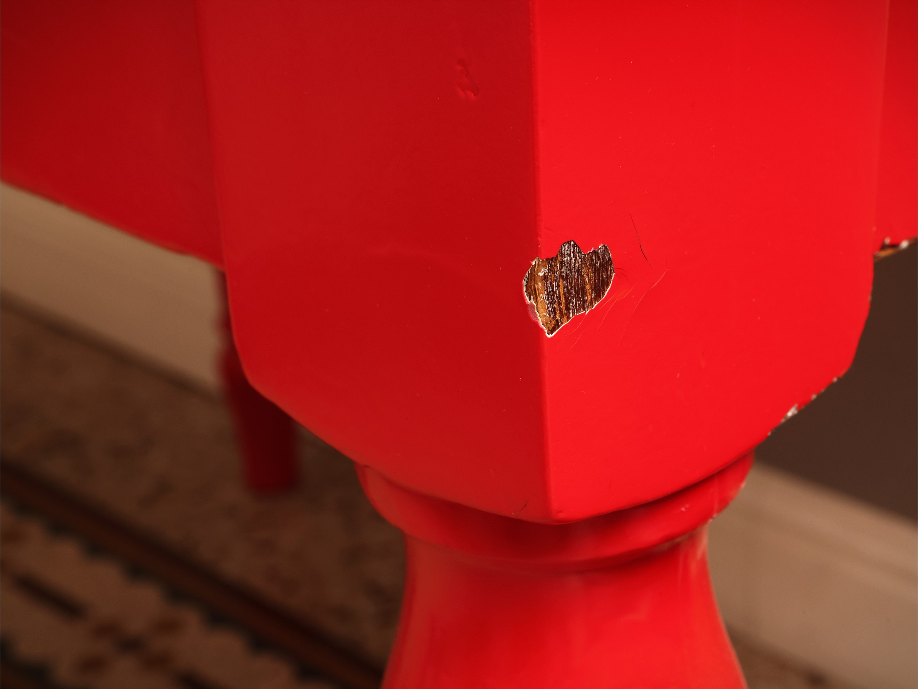 Tavolo in legno laccato rosso con cassetto sottopiano e gambe tornite