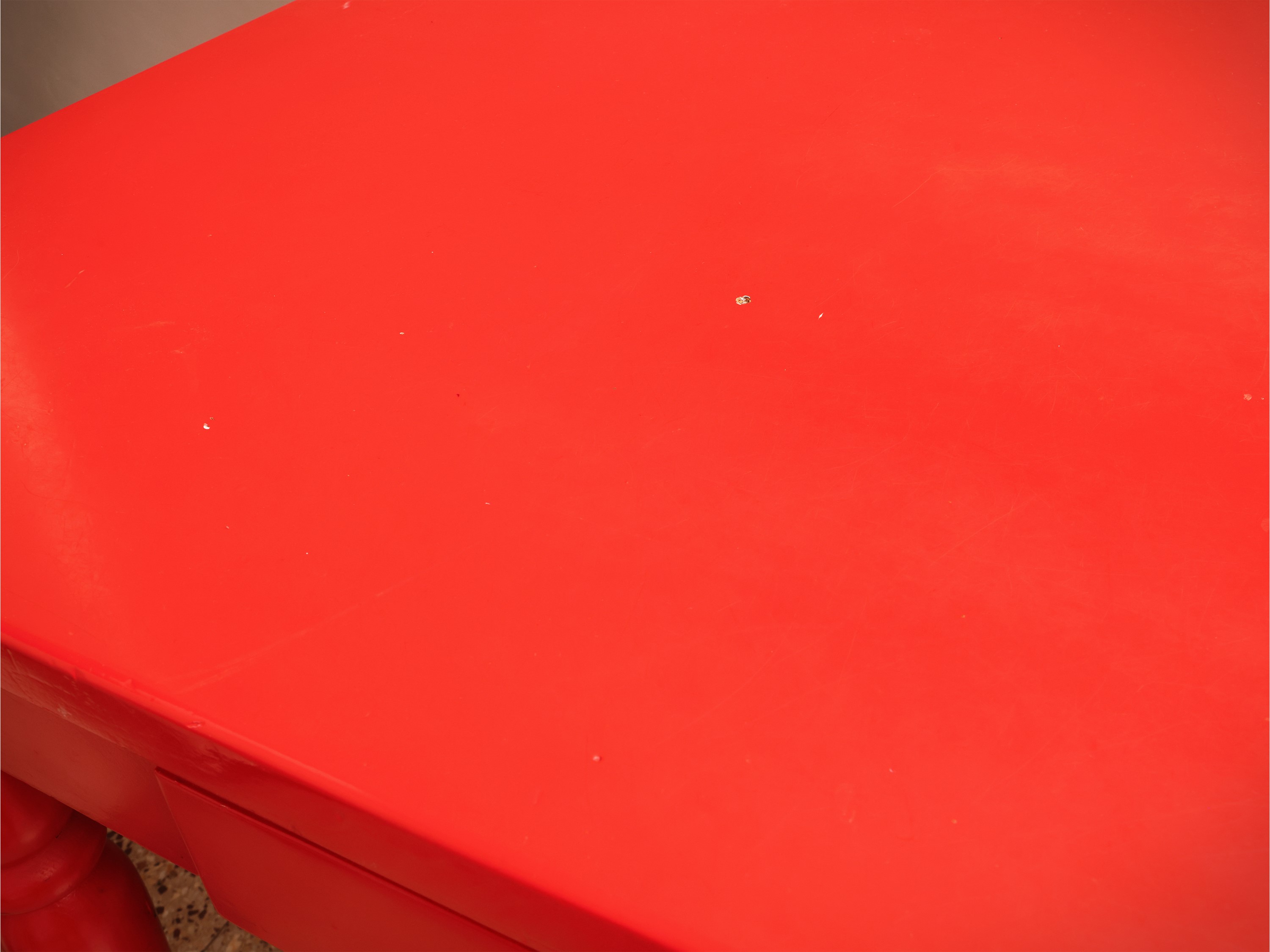 Tavolo in legno laccato rosso con cassetto sottopiano e gambe tornite