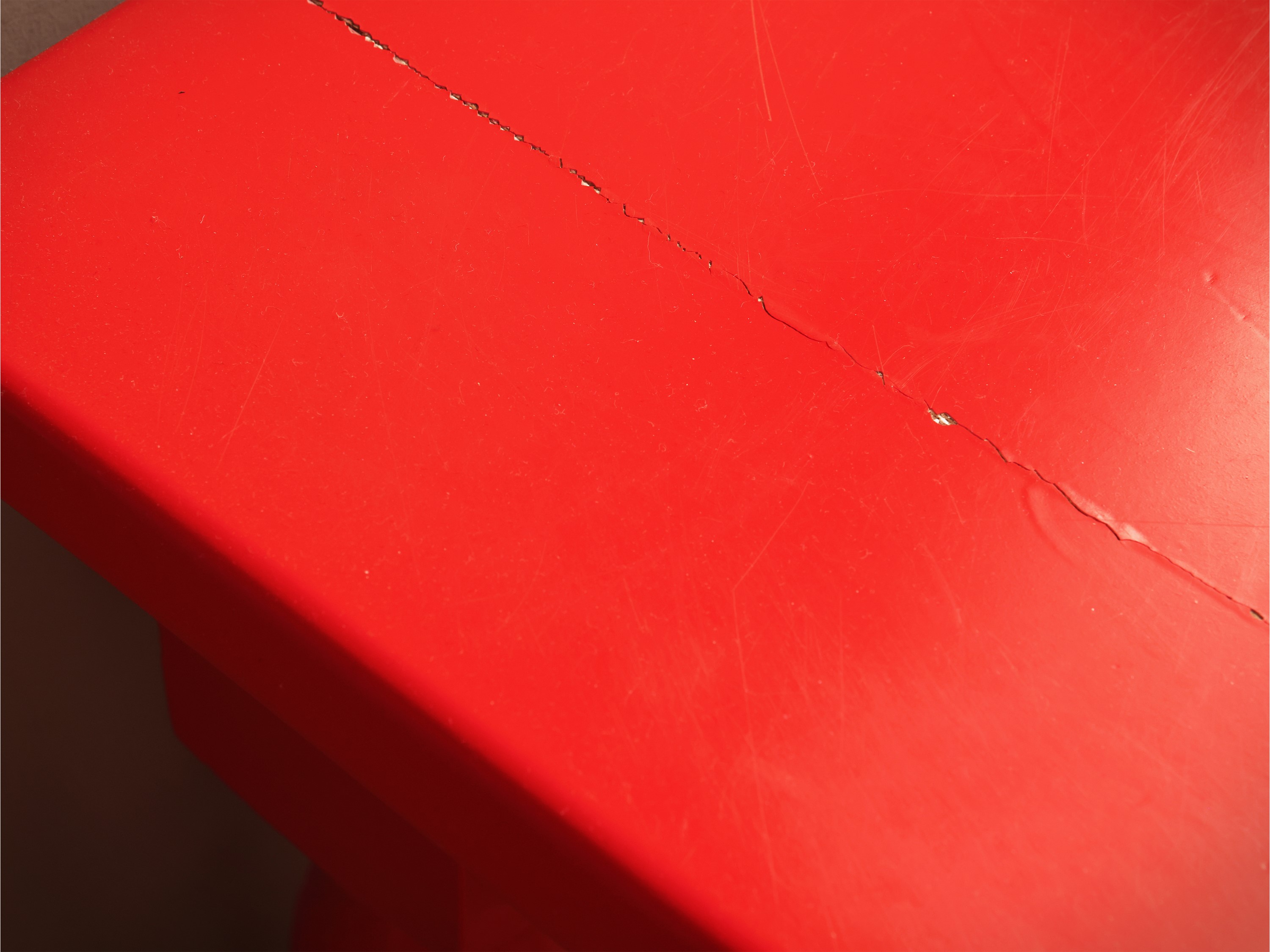 Tavolo in legno laccato rosso con cassetto sottopiano e gambe tornite