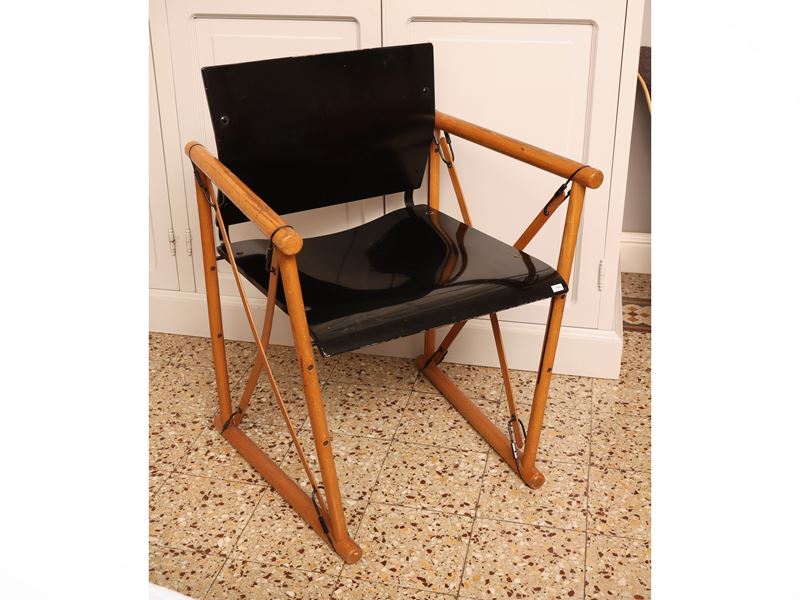 Poltroncina di gusto moderno, legno e legno laccato nero
