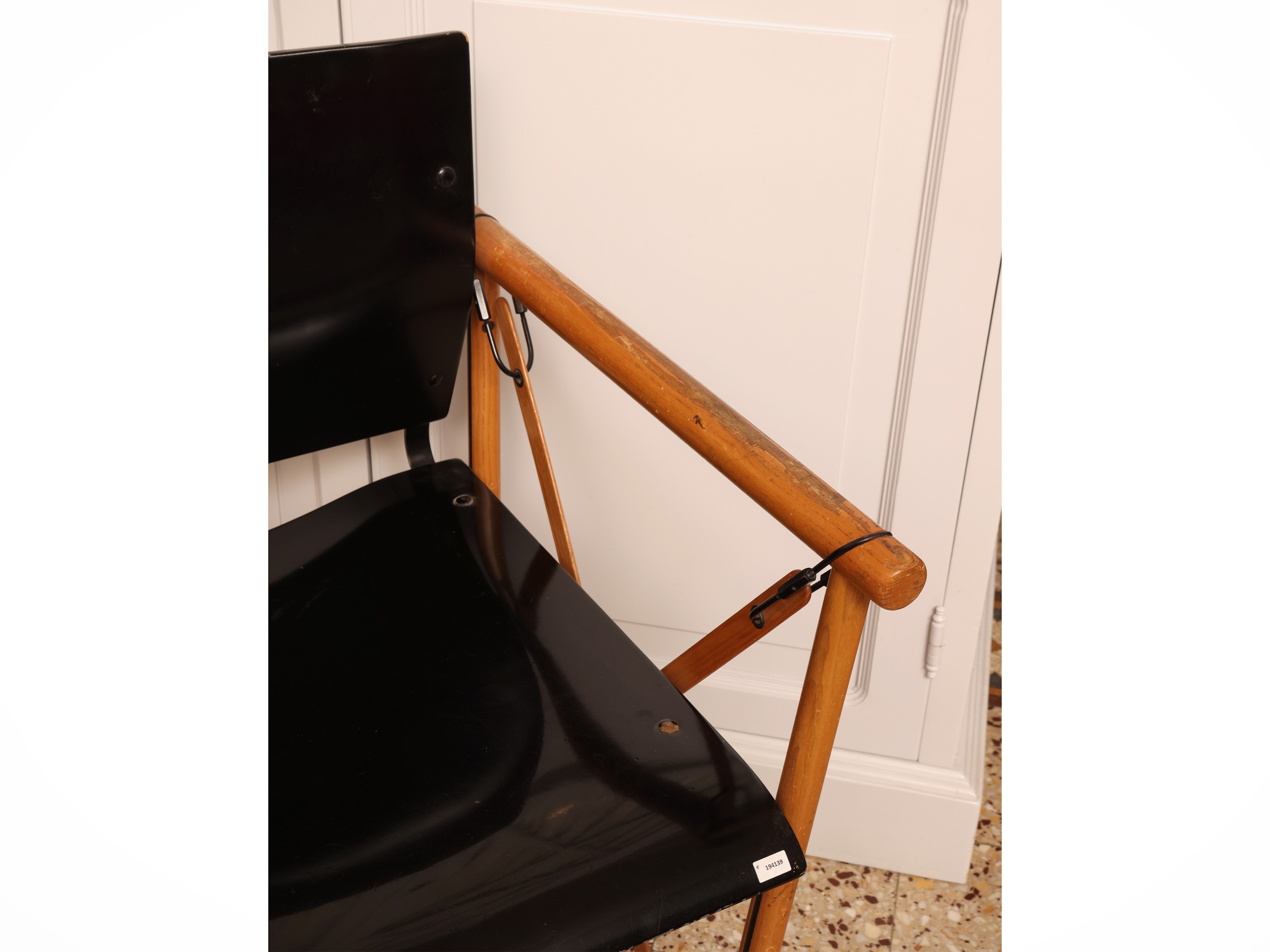 Poltroncina di gusto moderno, legno e legno laccato nero