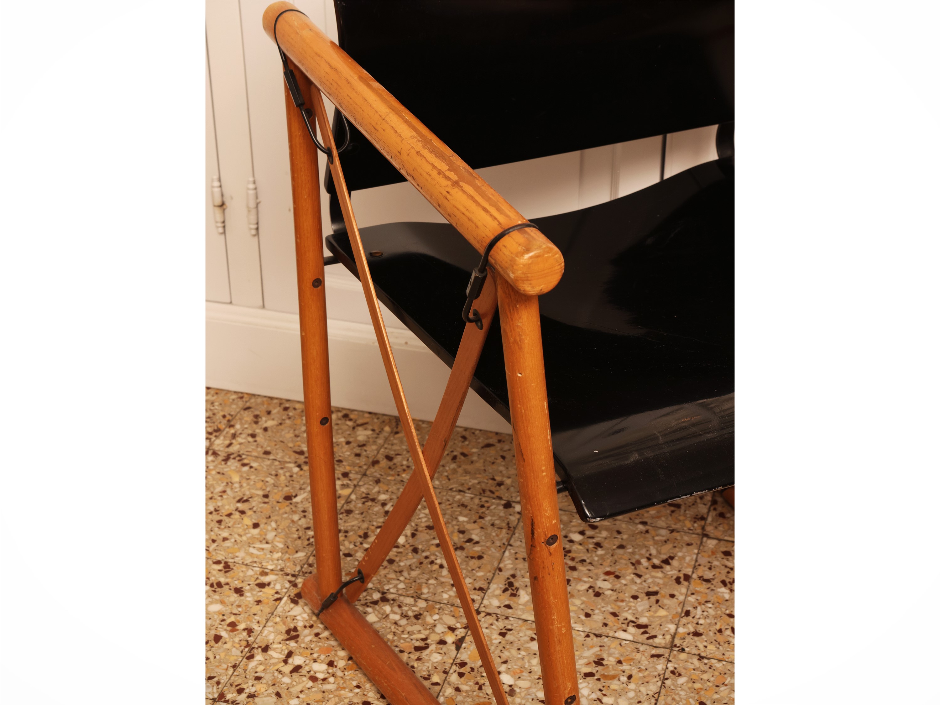 Poltroncina di gusto moderno, legno e legno laccato nero