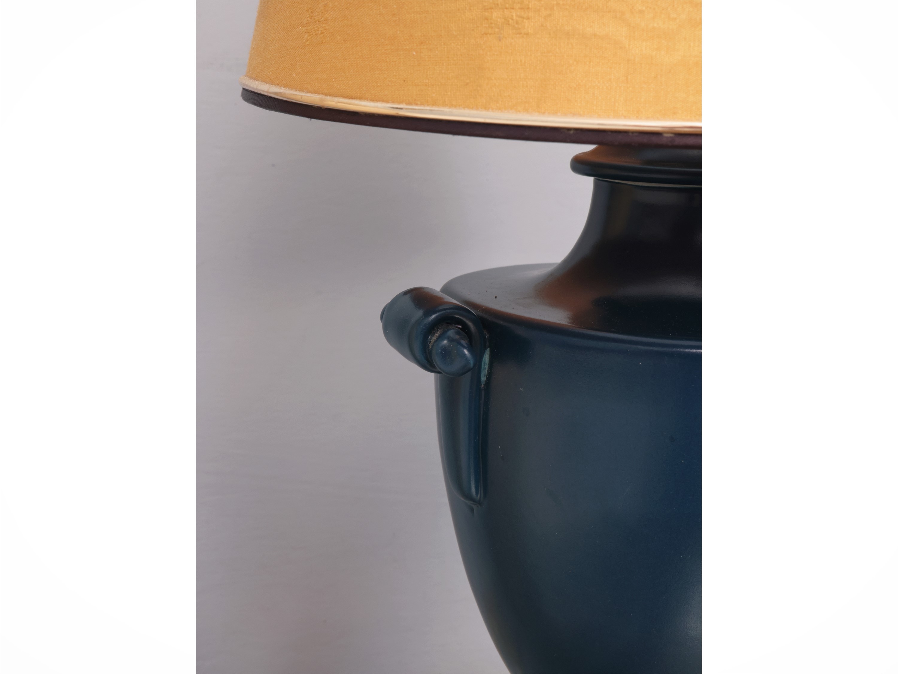 Lume da tavolo, vaso a anfora in ceramica blu cobalto con paralume