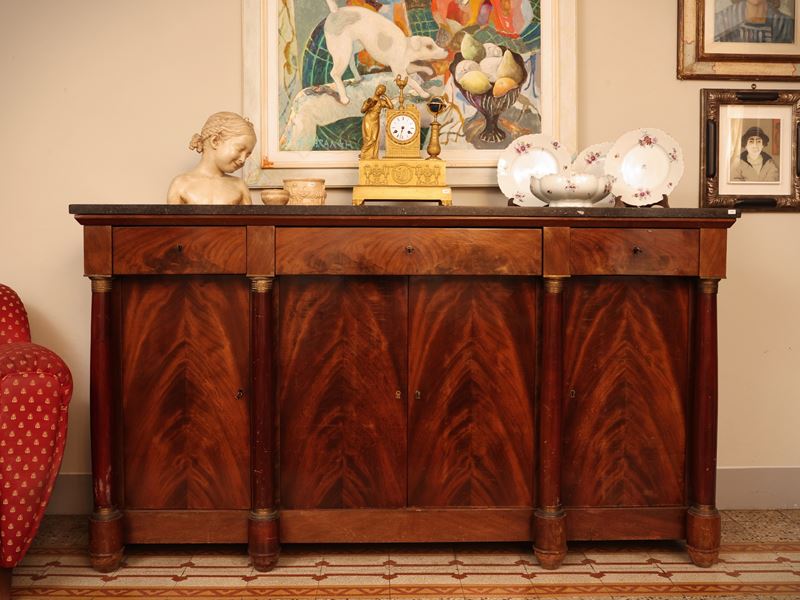 Credenza, impiallacciata in piuma di mogano, con piano in marmo nero, XIX secolo