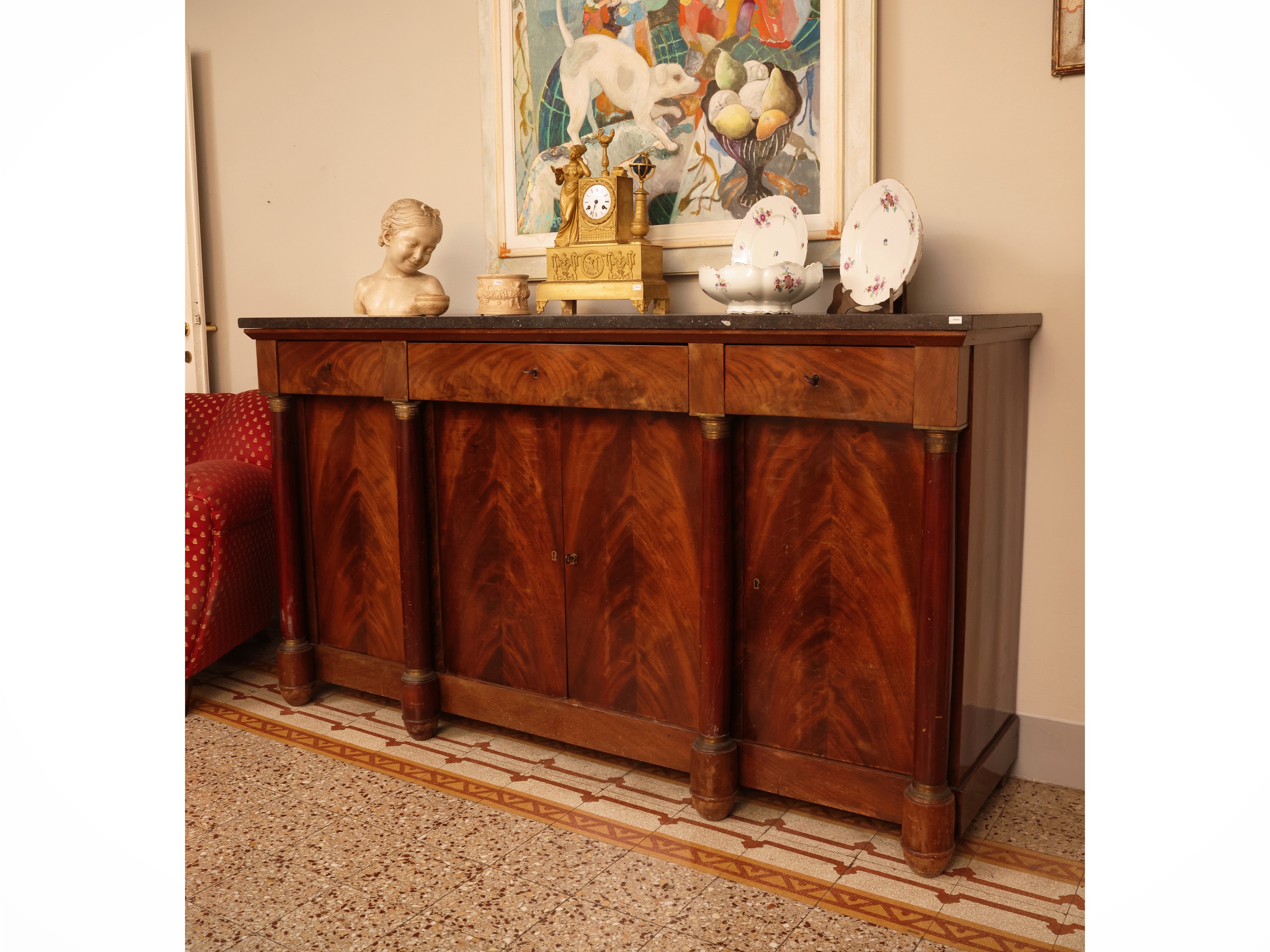 Credenza, impiallacciata in piuma di mogano, con piano in marmo nero, XIX secolo