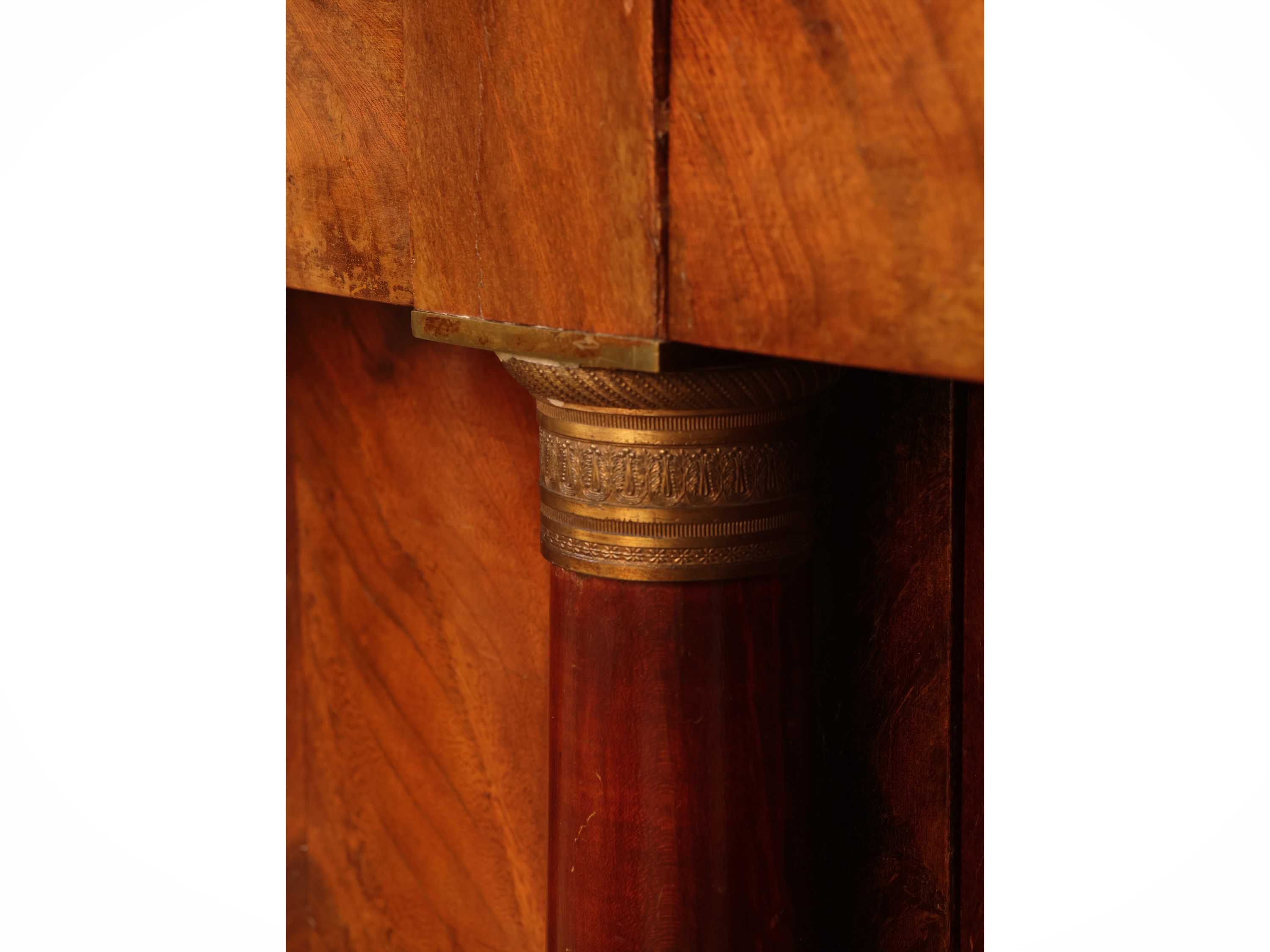 Credenza, impiallacciata in piuma di mogano, con piano in marmo nero, XIX secolo