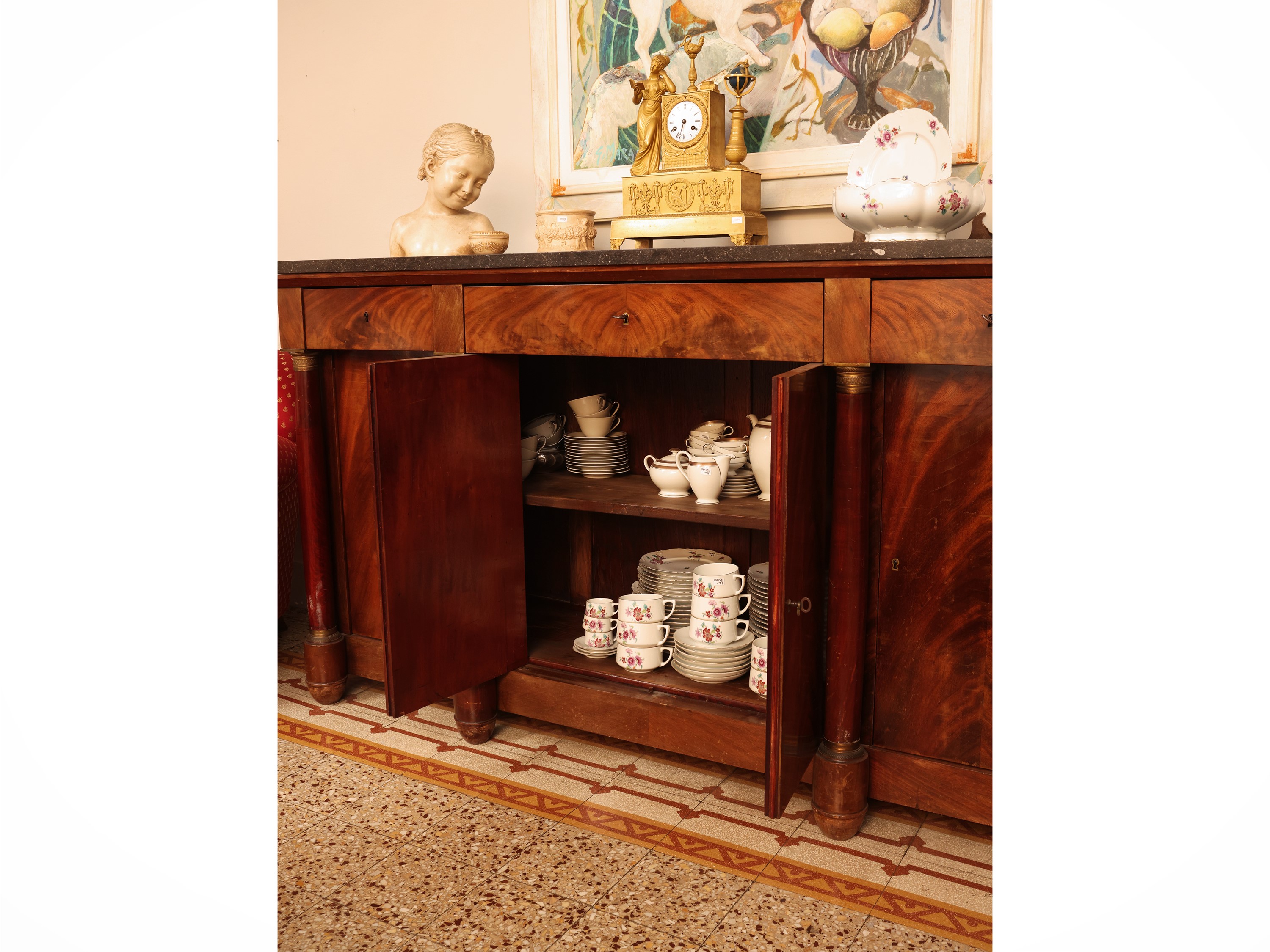 Credenza, impiallacciata in piuma di mogano, con piano in marmo nero, XIX secolo