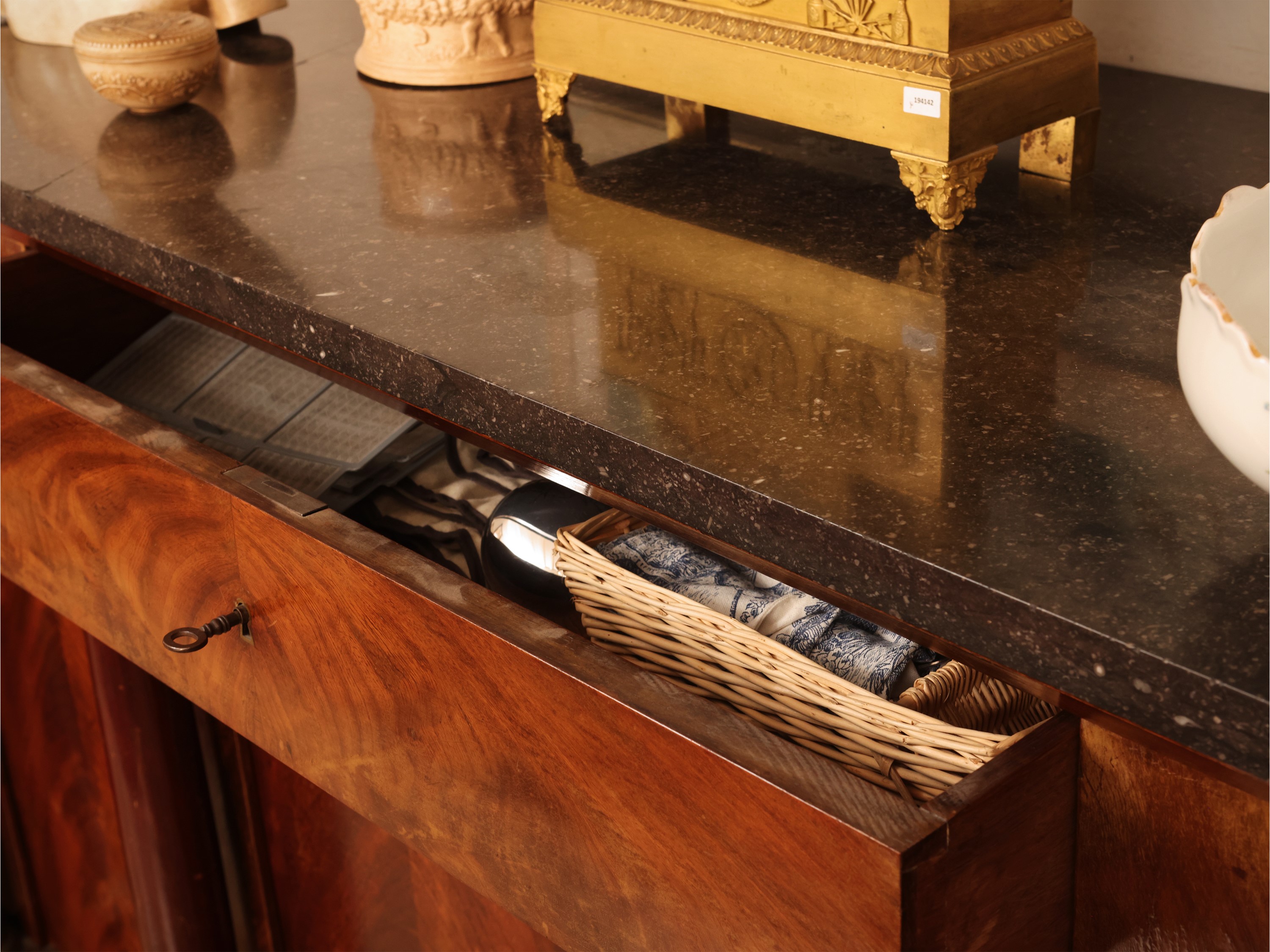 Credenza, impiallacciata in piuma di mogano, con piano in marmo nero, XIX secolo