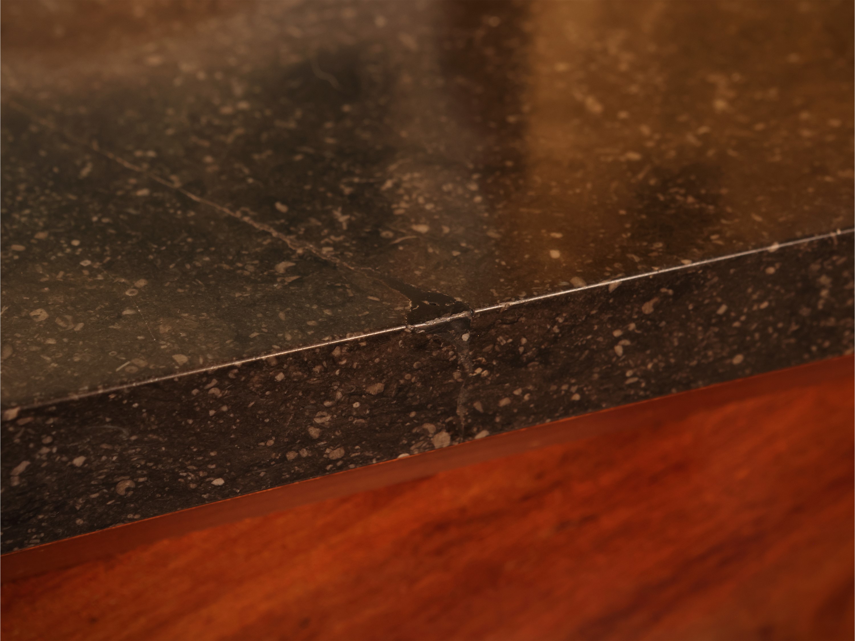 Credenza, impiallacciata in piuma di mogano, con piano in marmo nero, XIX secolo