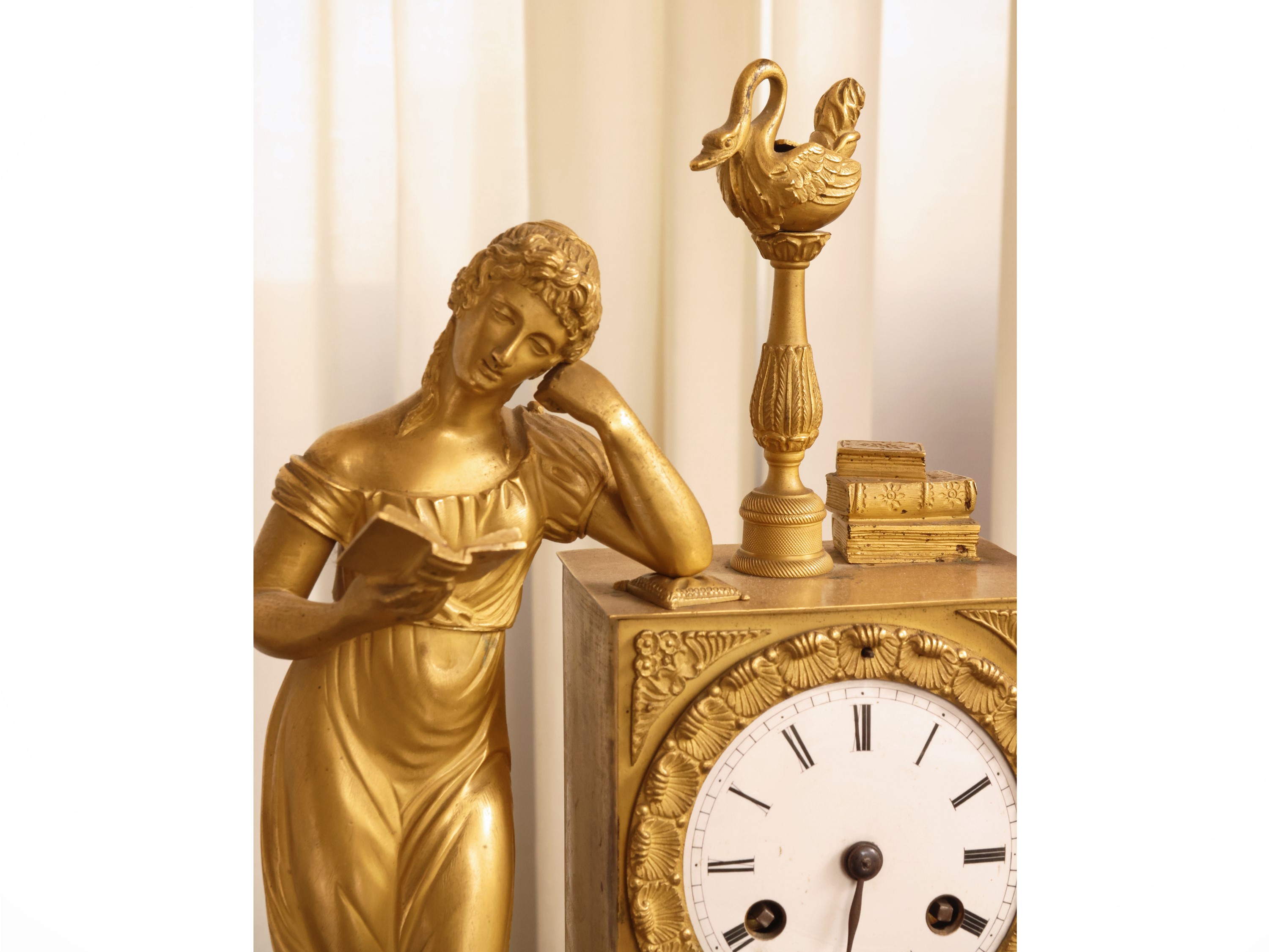 Orologio da tavolo in bronzo dorato con allegoria dell’Astronomia, inizio XIX secolo